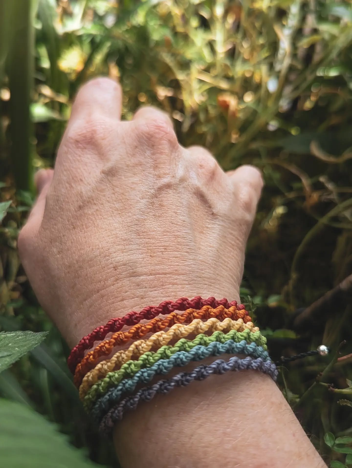 Be like a rainbow
Hallo du wundervolle Seele ✨🌈
Ich glaube jeder von uns findet Regenbogen magisch, anziehend und wundervoll oder?
Ja ich auch ✨🥰
Ein Regenbogen erzählt eine Geschichte von Vielfalt, einer bunten Welt wo jeder so sein darf wie er ist. 🌈
Von bunten Blumenwiesen die für viele kleinen Erdenbewohner Zuhause, Nahrung und Schutzraum sind. Von Wäldern voller Leben und Vogelgesang.🏞️
Eine Geschichte voller Mitgefühl, Wertschätzung und ein Miteinander. 🌈✨🤍
Das Leben ist vielfältig und wir sind es auch 🌈✨
you are a rainbow
Und dieses Gefühl diese Botschaft möchte ich mit meinem Makramee Armband Rainbow nach außen tragen.
Herzliche Grüße
Katharina 🌈✨