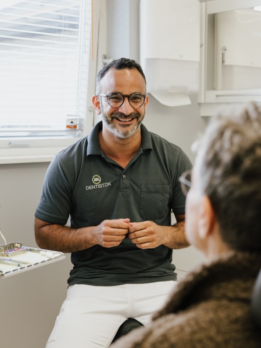 Jeg har allerede haft 2x tandlægeklinikker foran kameraet i 2026 - den ene af dem var @dentist.dk i Hadsten, som ses her 📸🦷🪥🎞️
Tandlægeklinikker er måske lidt ude af mine “normale” kundekreds - og så alligevel ikke. For er der et sted man skal have tillid og tryghed omkring, så er det da tandlæger?! Så jeg synes egentlig det giver god mening at flere og flere ønsker branding billeder og videoer.
Til Dentist i Hadsten havde vi en dag med fokus på:
• Brandingbilleder
• Medarbejderportrætter
• SoMe-videoer
• Banner video til deres hjemmeside
Alt sammen med fokus på at gøre det nemmere for nye patienter at mærke menneskerne bag klinikken og skabe mere tryghed og tillid.
Det visuelle udtryk er ofte det første møde med en virksomhed. Og når billeder og videoer understøtter de værdier virksomheden står for, bliver det lettere for kunderne at vælge netop dem.
Tak til Dentist i Hadsten for tilliden - og for de flotte ord 🙌🏼