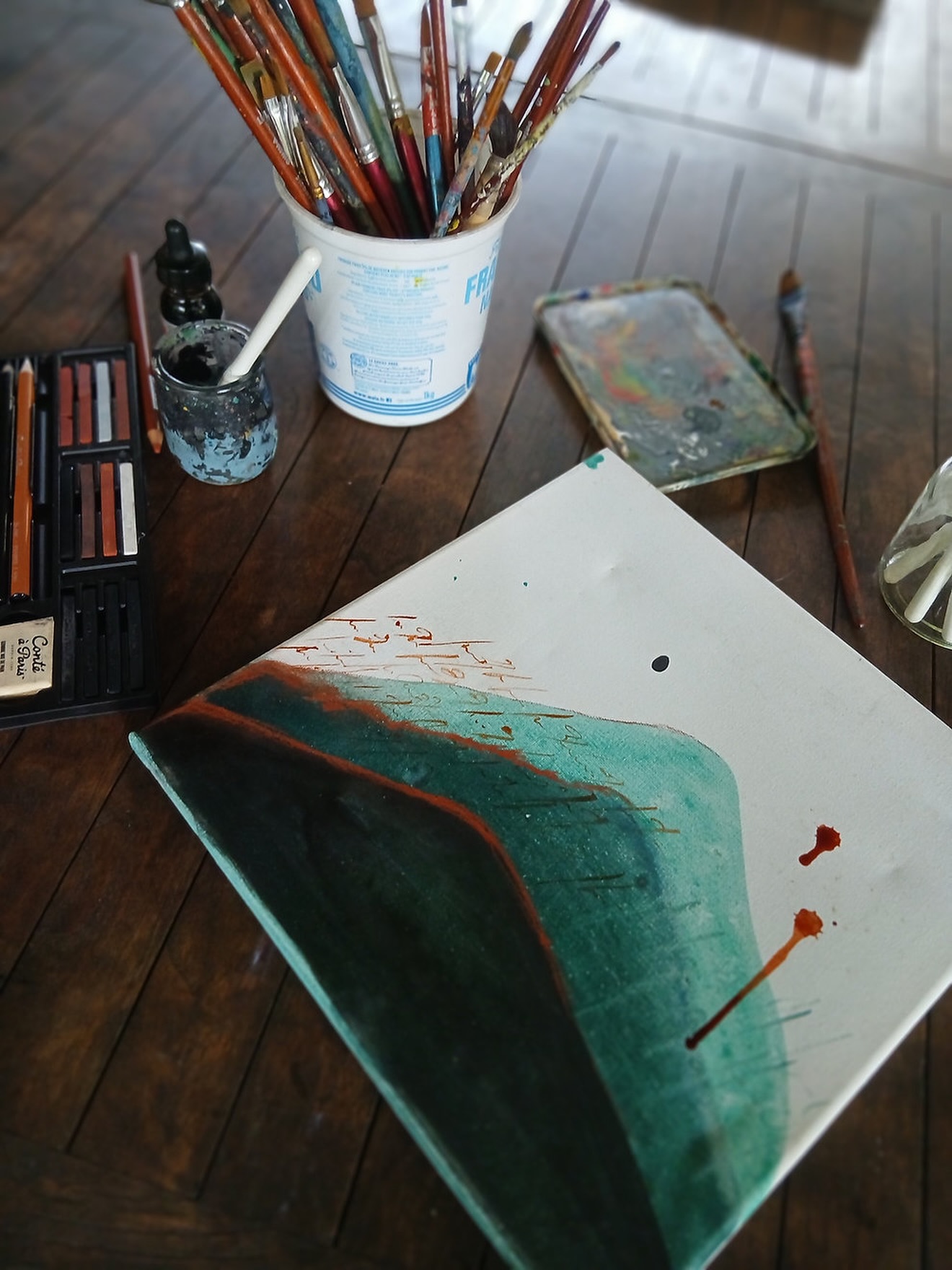 🎨 Peinture intuitive et introspective : qu’est-ce que c’est ?
Ces ateliers sont une invitation à explorer sa créativité autrement, dans un cadre intimiste et bienveillant.
À travers la peinture, le dessin, le collage ou encore l’écriture spontanée, chacun est libre d’explorer une thématique proposée et d’exprimer ce qui émerge, sans jugement ni recherche de performance.
Le petit groupe permet également de créer un espace de confiance, propice aux échanges, aux prises de conscience et au partage d’expériences.
Un moment pour créer, se reconnecter à soi et laisser la créativité ouvrir de nouvelles perspectives ✨
#peintureintuitive #ateliercreatif #expressionartistique #creativite #artistepeintre