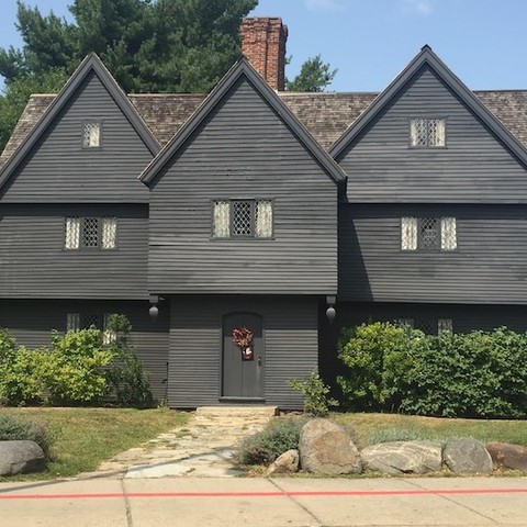 👻 Tip of the Day: Explore the Witch House, the only structure still standing in Salem with direct ties to the witch trials! Dive deep into the history and explore its eerie corners. #SalemOnYourOwn