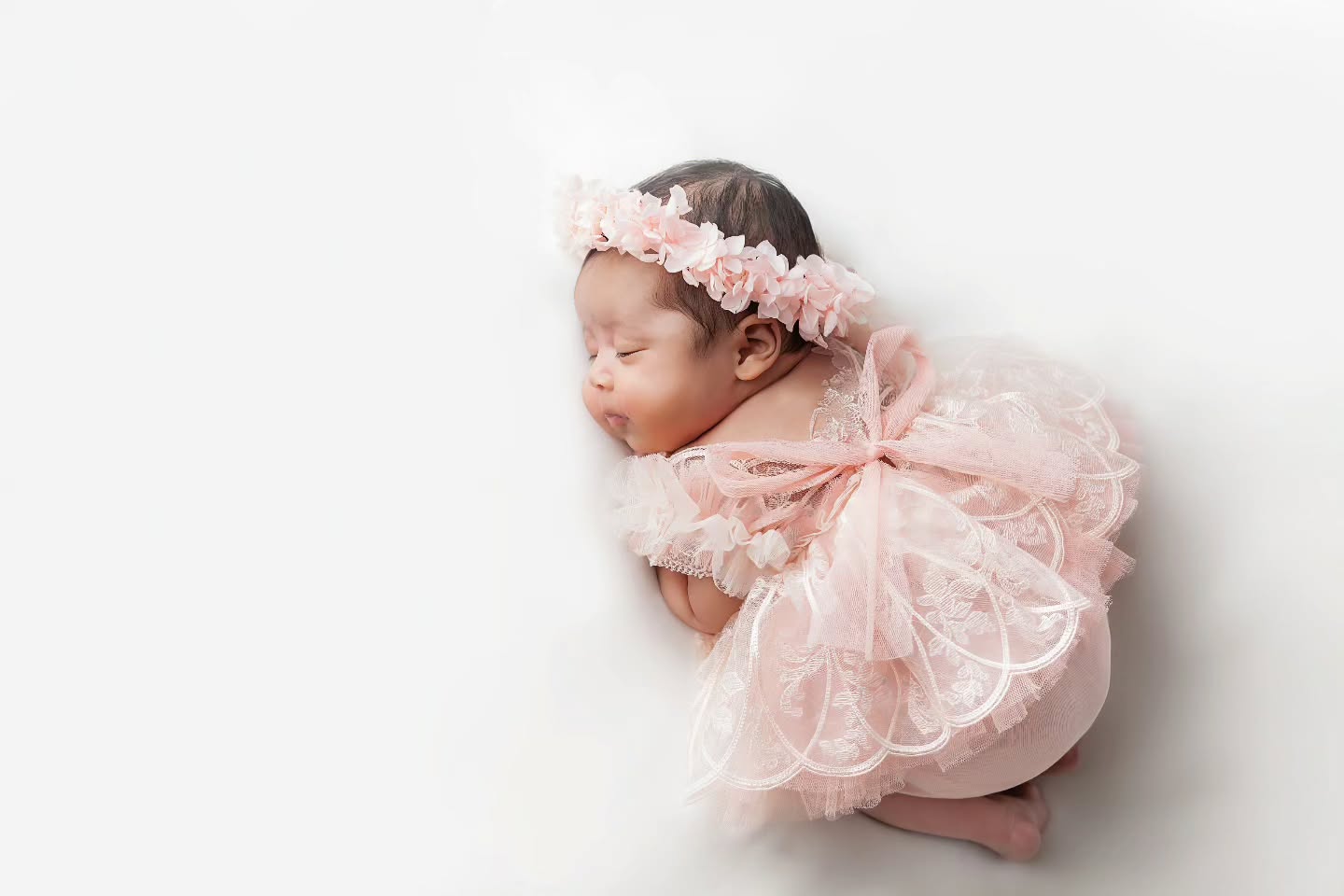 ✨ A little heads up if you're hoping to book a session this year... ✨
My next available appointments are now from September onwards 🤍
With a busy diary already, I only have space for a handful of additional bookings for the remainder of 2026. If you've been thinking about booking a newborn, baby, cake smash or family session, please don't leave it too late.
One thing I've learned over the years is that the families who secure their preferred dates are usually the ones who book well in advance — especially for newborn photoshoots, where availability can disappear quickly.
If you're expecting a baby this autumn or winter, now is the perfect time to get your session reserved 🥰
📍 Studio based in Aldershot, Hampshire
📸 Welcoming families from Hampshire, Surrey & Berkshire
To enquire or secure your session, simply send me a message or visit my website.
Yasmin 🤍
Starspeckled Hearts Photography
#newbornphotographerhampshire #aldershotnewbornphotographer #hampshirebabyphotographer #surreynewbornphotographer #newbornphotography
