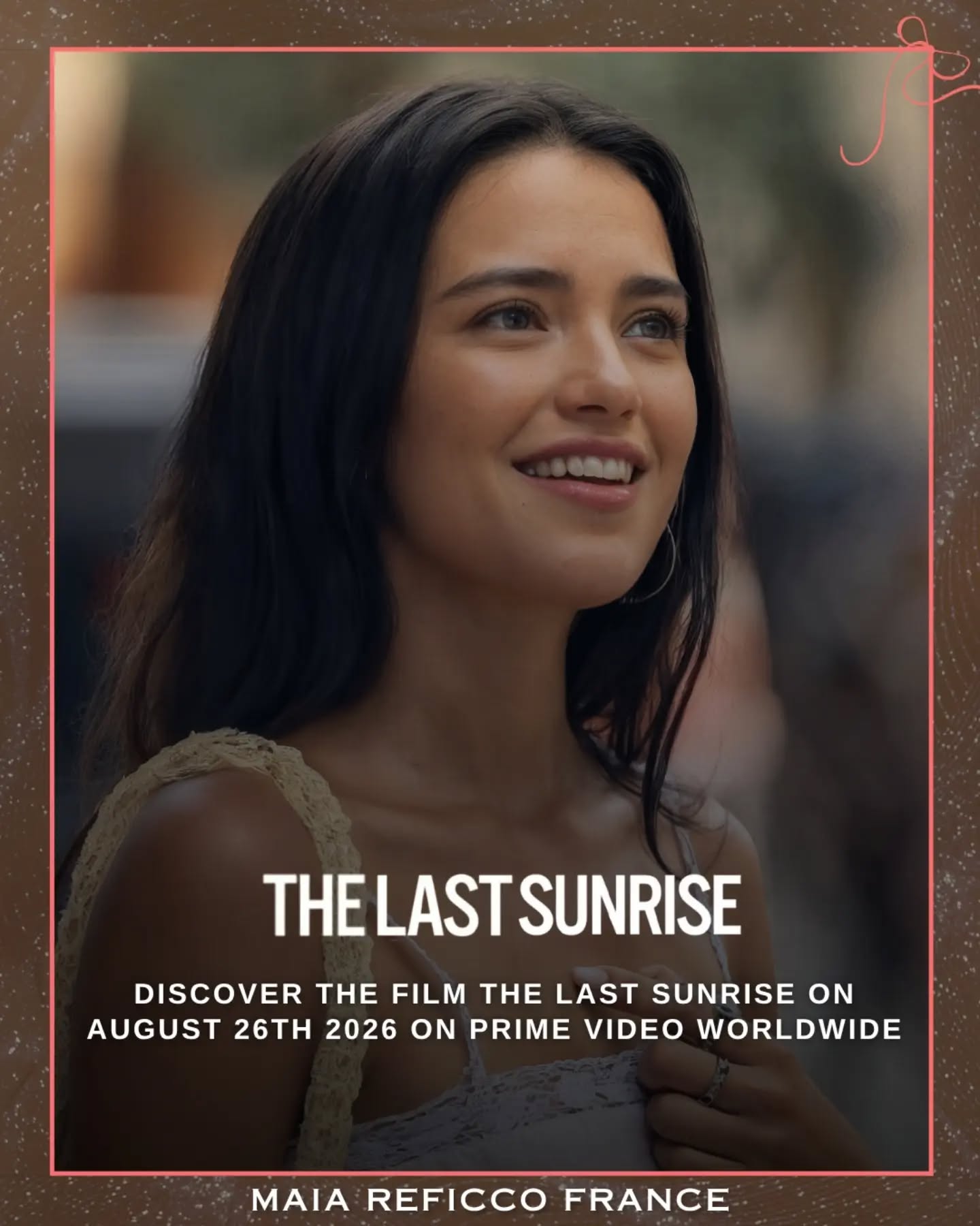 🌅 | The Last Sunrise available on 26th August 2026 on @PrimeVideo !
Oriah Pera "Ry", une jeune femme de 22 ans dont la vie est rythmée par des problèmes de santé chroniques et une mère extrêmement surprotectrice. Ry a l'impression que sa vie n'a jamais vraiment commencé, vivant constamment "sous cloche". Tout bascule lorsque le travail de sa mère les oblige à s'installer pour un été à Majorque, en Espagne. Pour Ry, c'est l'occasion ou jamais de s'émanciper. Lors de sa toute première escapade rebelle seule sur une plage, elle rencontre Julián, un habitant de l'île aussi mystérieux qu'agaçant. Julián est d'abord froid et méfiant envers cette touriste qu'il juge naïve, mais une tension s'installe rapidement entre eux.
📰 | Maia Reficco France en tant que @reficcostates
🛍️ | Maia Reficco Fashion en tant que @maiareficcofashion.fr
💡 | Retrouvez moi sur l'app Wix Member
🎥 | Maia Reficco France sur YouTube
🏷️ #maiareficco @maiareficco #obsessedfest #primevideo #thelastsunrise #maiareficcomagazine