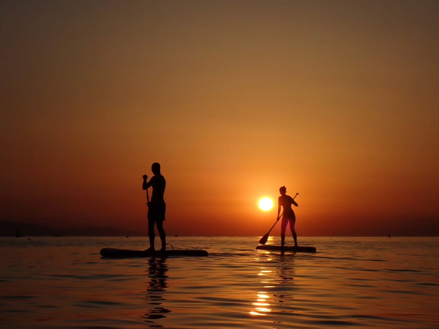 A veces un pequeño cambio hace que todo se vea diferente. 🌅📸
Durante las últimas semanas hemos estado probando una nueva cámara para capturar nuestros amaneceres en el mar, buscando una forma distinta de transmitir lo que se vive desde una tabla de paddle surf.
No creemos que estas fotos sean mejores ni peores que las anteriores... simplemente tienen otro estilo, otra luz y otra forma de contar el momento. Y, la verdad, ¡nos está encantando el resultado! ✨
Ahora nos gustaría saber vuestra opinión. 👇
¡Os leemos en los comentarios! 💙