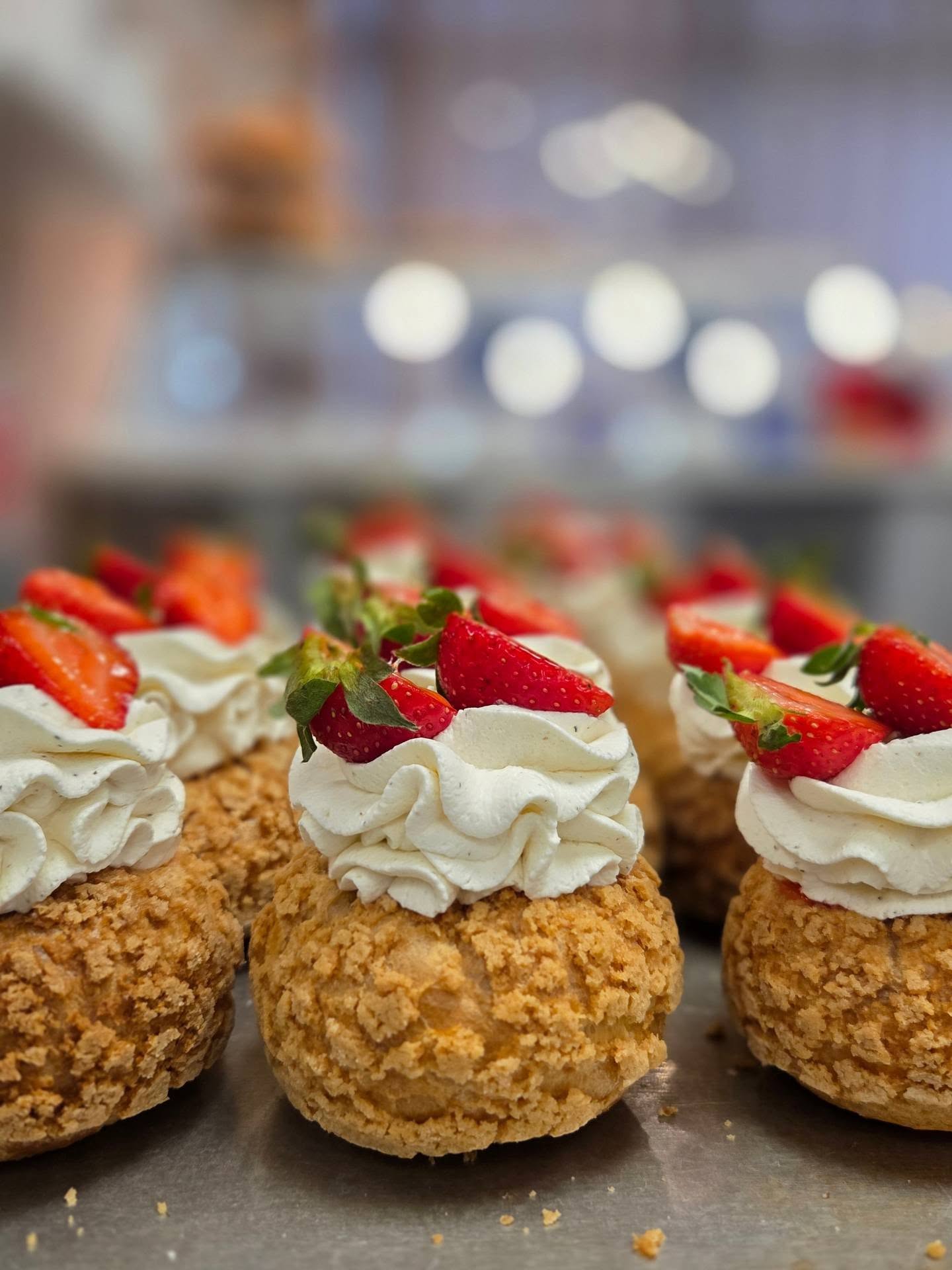 Chou Du Moment Fraisier !
Une pâte croquante,
Une crème légère vanillée,
Une Compotée de fraises fraîches,
C'est la gourmandise du moment chez Jonathan le Pâtissier,
À vos cuillères !
#gateau #patisserie #chou #jonathanlepatissier #yummy