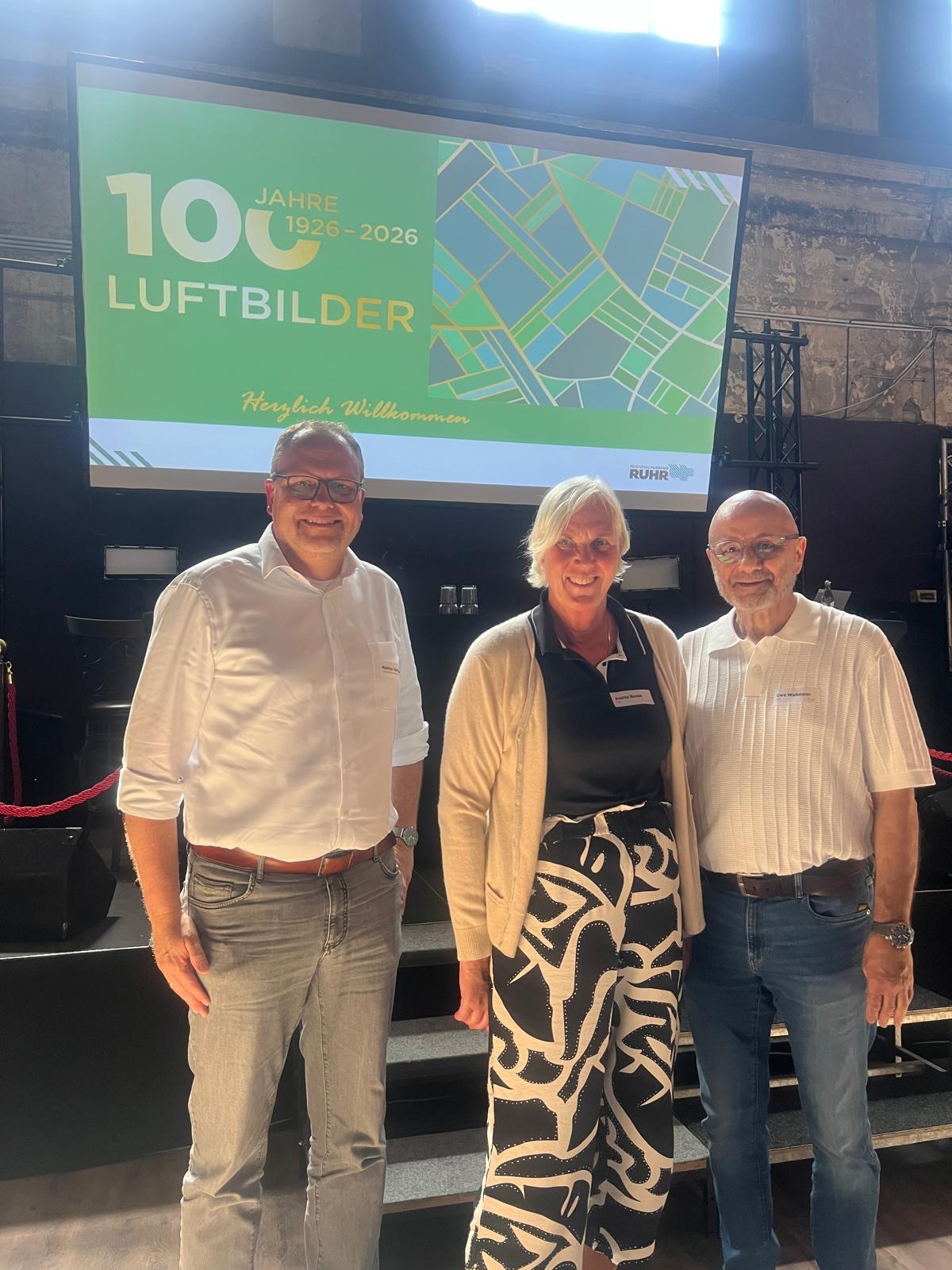 📍100 Jahre Luftbild im Ruhrgebiet – spannende Impulse für die Zukunft unserer Region! 🚀
Zu Gast bei der Veranstaltung des Regionalverbands Ruhr im Eloria in Bottrop durfte ich viele interessante Vorträge und Diskussionen rund um Geodaten, Künstliche Intelligenz, digitale Zwillinge und die digitale Transformation erleben.
Gerade für unsere Städte bieten moderne Technologien große Chancen – von einer besseren Stadtplanung über mehr Klimaanpassung bis hin zu effizienteren Verwaltungsprozessen. Der Austausch mit Expertinnen und Experten aus Wissenschaft, Wirtschaft, Verwaltung und Politik hat gezeigt, wie viel Potenzial in einer intelligent vernetzten Metropolregion Ruhr steckt.
Vielen Dank an den Regionalverband Ruhr für die gelungene Veranstaltung und die vielen spannenden Einblicke! 👏
#Ruhrgebiet #Digitalisierung #Innovation #Gelsenkirchen #Netzwerken