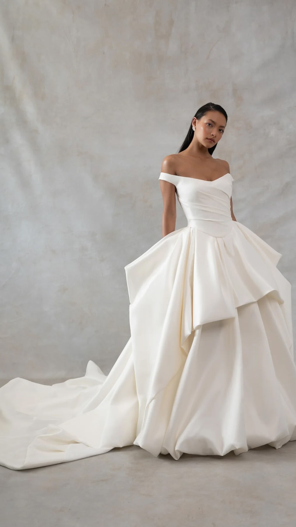 Elle by @jennyyoonyc is made with the cool bride in mind ๐ค๐น๐๏ธ
Structured โข Voluminous โข Unforgettable
This gown starts as a corseted ballgown that evolves into a statement high-low silhouette - one dress that creates two distinct looks
Want to try Elle on? Book in at the link in our bio ๐ซถ๐ผ๐ซถ๐ฝ๐ซถ๐พ