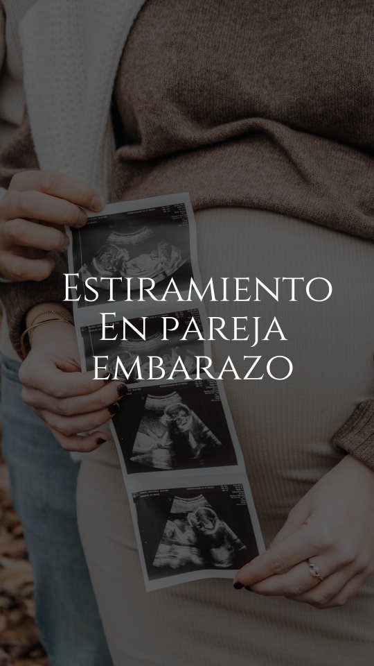Durante el embarazo, tu cuerpo cambia todos los días, y tu columna también se adapta a ese crecimiento. 🤍
La movilidad de la columna torácica (la parte media de la espalda) suele disminuir conforme avanza el embarazo por los cambios de postura, el crecimiento del abdomen y la tensión que se acumula en la espalda y las costillas.
Por eso, trabajar la rotación torácica de forma segura puede hacer una gran diferencia. Este tipo de movimiento ayuda a: ✨ Mantener la columna móvil. ✨ Liberar tensiones en la espalda alta, media y baja. ✨ Mejorar la movilidad de las costillas para favorecer una respiración más amplia. ✨ Disminuir la rigidez que aparece por las compensaciones posturales.
Y sí, tener un compañero que te ayude hace que el estiramiento sea mucho más cómodo y efectivo. 💛
Recuerda que durante el embarazo no buscamos estirar "más", sino movernos mejor, aliviar molestias y darle a nuestro cuerpo el espacio que necesita para seguir adaptándose.
¿Ya habías probado este estiramiento en pareja? 👇