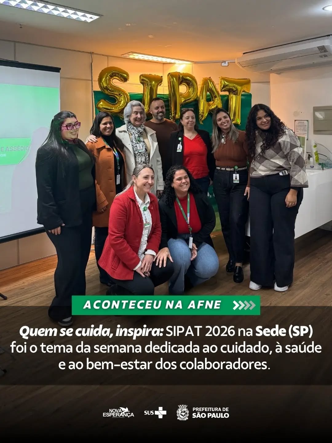 A Semana Interna de Prevenção de Acidentes de Trabalho (SIPAT) reuniu colaboradores em uma programação voltada ao cuidado com a saúde, segurança e bem-estar. Ao longo da semana, com o tema “Quem se cuida, inspira!”, foram realizadas palestras, ações de conscientização, momentos de reflexão e atividades de autocuidado dentro e fora do ambiente de trabalho.
As atividades contaram com: Palestra de Abertura, com o tema de Assédio; SIPAT em cena, com comentários do filme Divertidamente; Equipe PAVS trouxe a Roda de Chá, uma prática terapêutica; Auricoloterapia; Palestra com o tema “Como estão suas emoções?“; e por fim, Sessão de Relaxamento com Terapeuta Ocupacional.
Além das atividades, a SIPAT foi um momento para destacar o valor do cuidado no dia a dia, com atitudes que ajudam a construir um ambiente de trabalho mais seguro, saudável e acolhedor.
#SIPAT2026 #QuemSeCuidaInspira #SaúdeESegurança #TimeAFNE
#ParaTodosVerem: Carrossel com registros da SIPAT 2026 realizada na sede da AFNE. As imagens mostram colaboradores reunidos em palestras, dinâmicas e ações voltadas à saúde, segurança e bem-estar. O ambiente está decorado com balões verdes e brancos e um painel com a inscrição “SIPAT 2026”. Ao longo do carrossel, aparecem momentos de apresentação da equipe organizadora, colaboradores assistindo às palestras, participando de atividades interativas, sorteios e dinâmicas em grupo. Há também registros de ações de saúde, como avaliação auricular e sessão de massagem, além de exercícios de alongamento realizados coletivamente. Outras imagens mostram o compartilhamento de brindes, doces e lembranças, exibição de vídeo em telão, confraternização entre equipes e participantes posando para fotos. Os colaboradores aparecem sorrindo, interagindo e participando ativamente das atividades propostas durante a semana. As fotografias destacam um ambiente acolhedor, de aprendizado e integração, reforçando a mensagem da SIPAT 2026: “Quem se cuida, inspira!”.