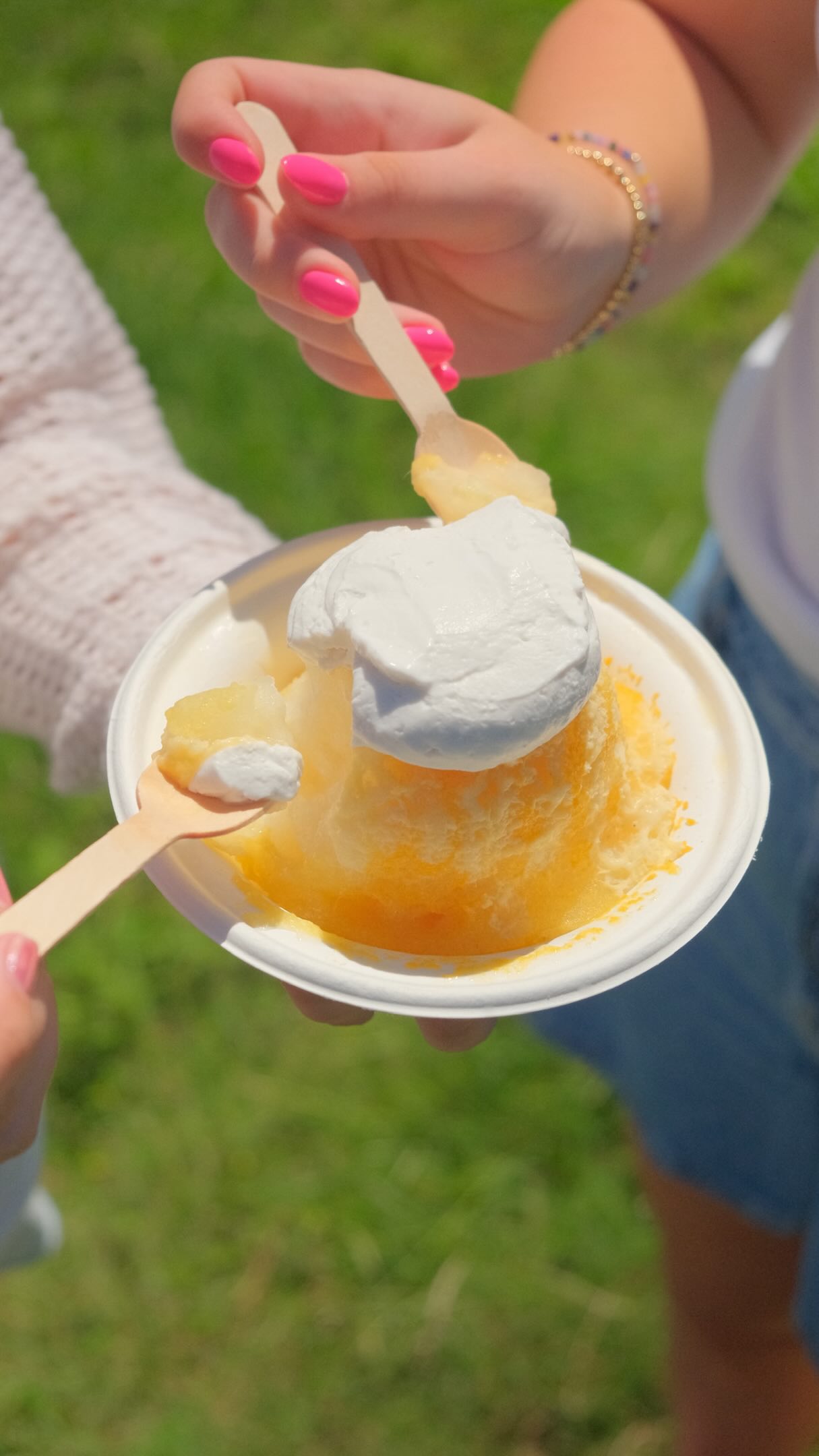 A local favorite ✨
Poi is the real deal!!🌱 It’s made from pounded kalo (taro) and has a smooth/pudding texture to it.
It’s normally paired with different types of hawaiian dishes but we enjoy it with our organic shave ice 🍧😋
Come try today! Open from 11AM-6PM Daily at Kuilima farm 📍
#organic #hawaii #islandlife #travel #shaveice