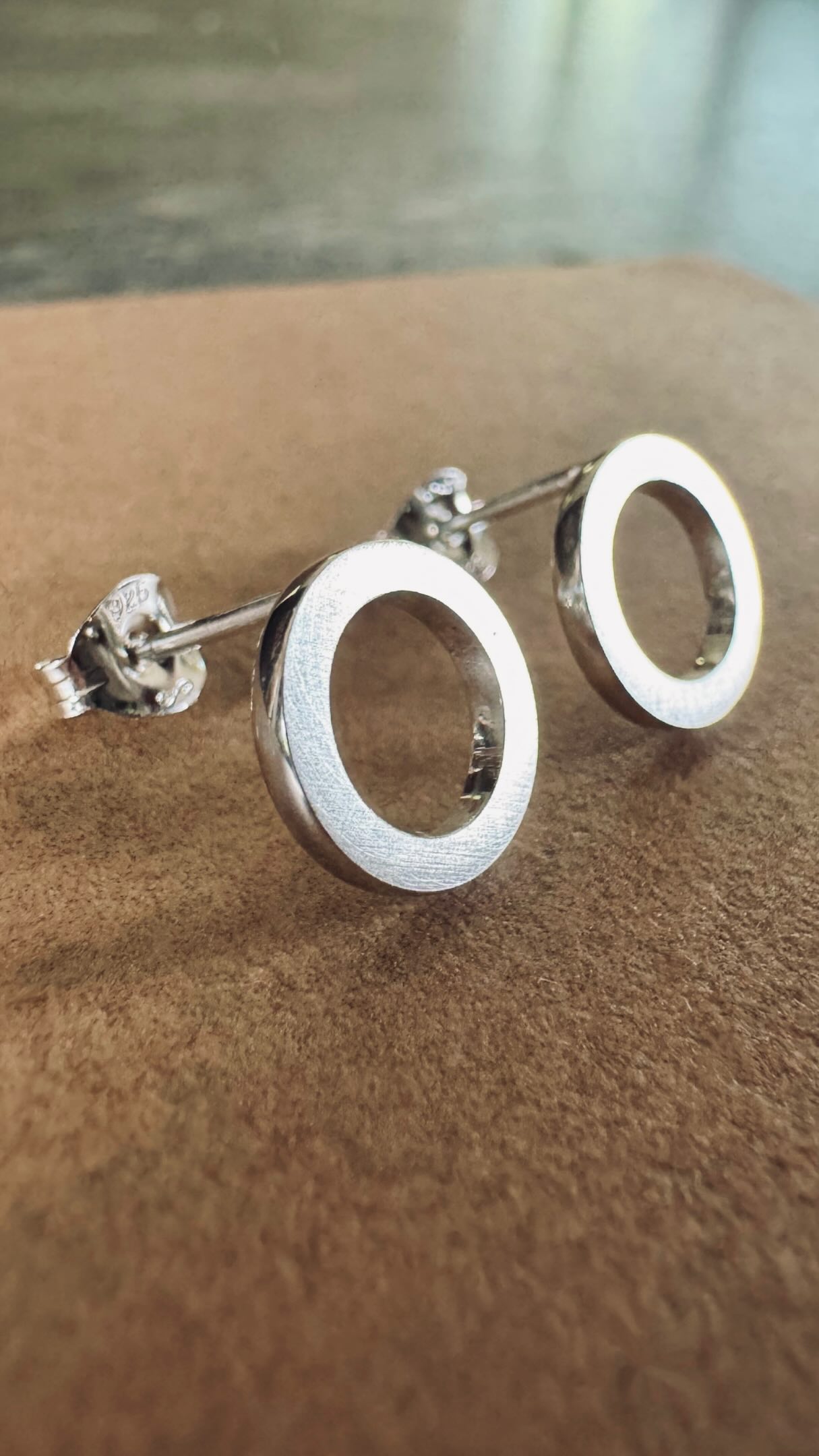 I pride myself on precision finishes. Every surface is considered, no matter how small the piece.
The Eden Studs are no exception.
A soft brushed finish on the front. Polished edges that catch the light. The finishing process takes longer than any other stage of making, but it’s these final details that give each piece its distinctive character.
If you appreciate jewellery where every detail has been carefully considered, you’ll find the Eden Studs via the link in my bio.
Which catches your eye first? The soft brushed finish or the polished edges? Let me know in the comments.