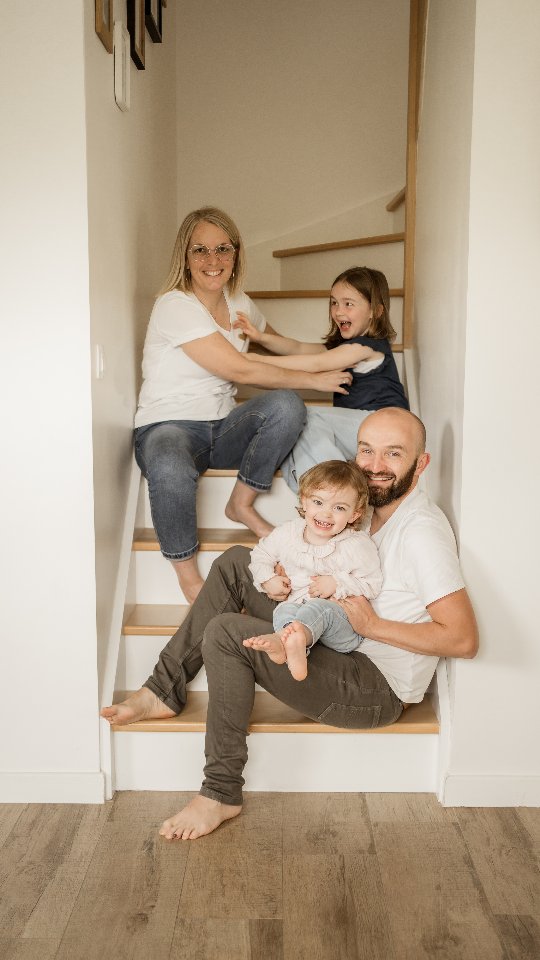 Quand cette famille est revenue me voir, elle voulait garder une trace de cette période de vie avec leurs deux filles d'une façon différente.
Rien d'extraordinaire au programme.
Juste un moment ensemble.
Quelques jeux. Des rires. Des câlins.
Et toute cette vie qui passe souvent trop vite lorsqu'on est en train de la vivre.
Quelques semaines plus tard, ils ont découvert leur film.
Et ils m'ont laissé ces mots...
"Une expérience unique que nous recommandons à tous."