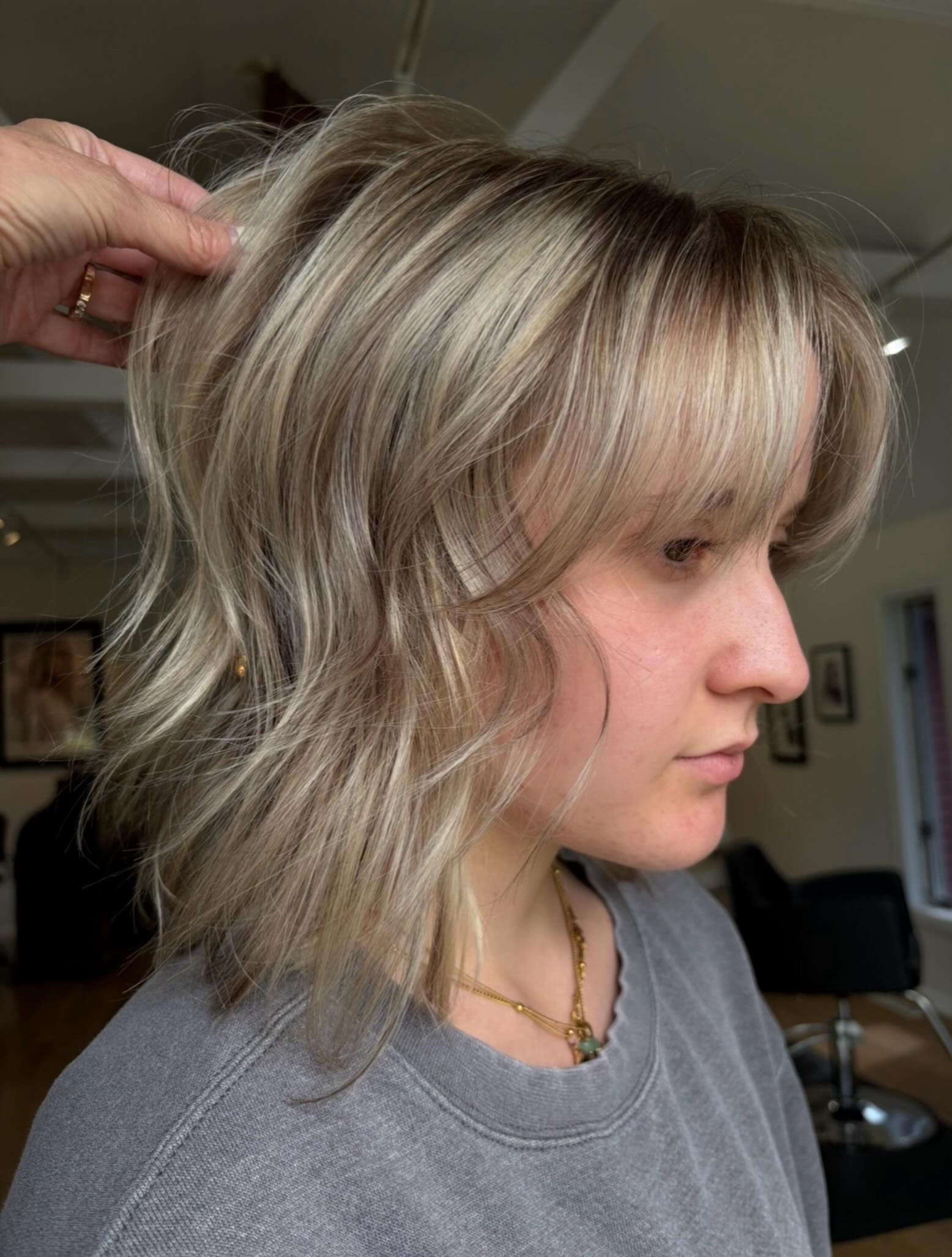 Hey Siri. . .
Show me a blonde that’s super soft, blended and is going to grow out beautifully.
Here you go 😉
Save this inspo for your next blonding appt. See you in the salon soon 🩷