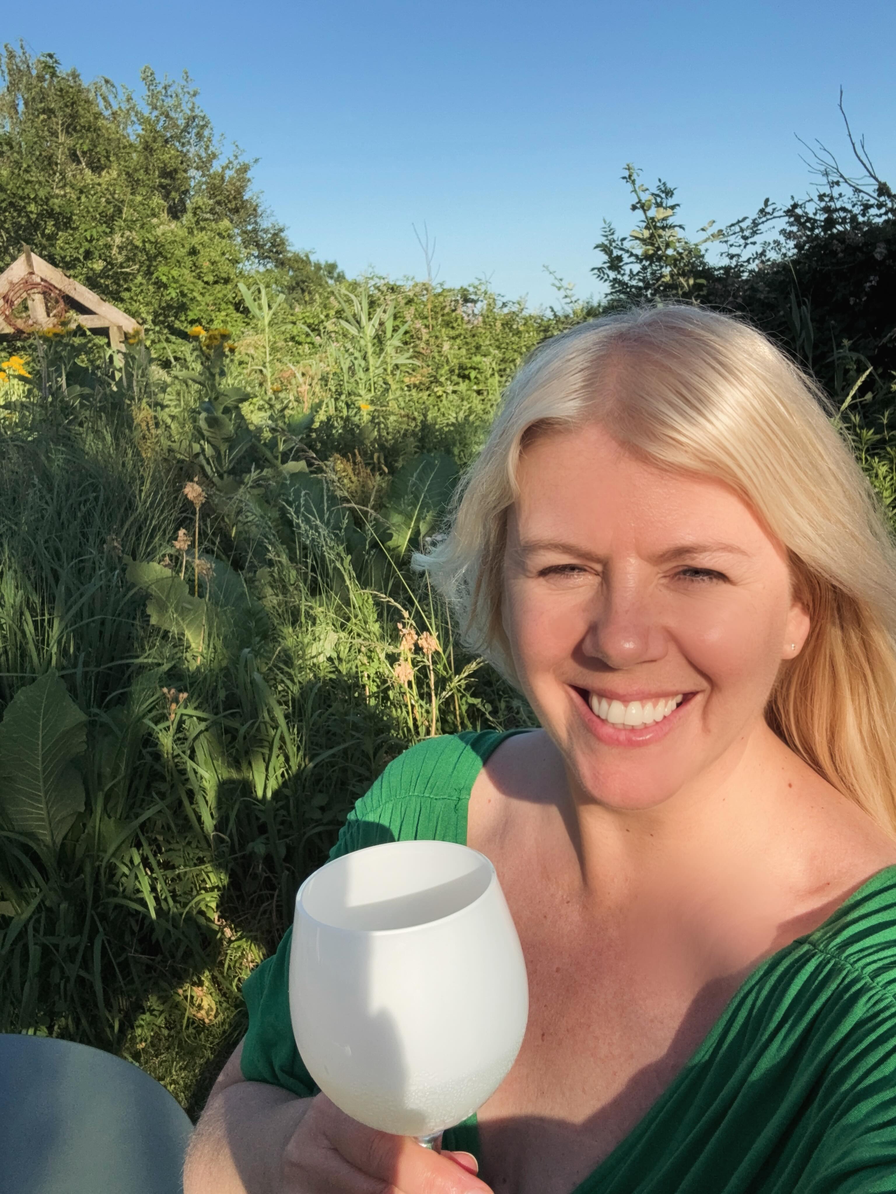 Thank bleep! A day where we can actually be outside at 7pm without melting 🎉☀️
Wine with ice, sitting amongst the wildness of the garden, the dogs enjoying the Summer breeze, and a blackbird singing in the treetops. Chips on the way! 😂 Perfect ❤️
Have a fab evening x
#fridayfeeling