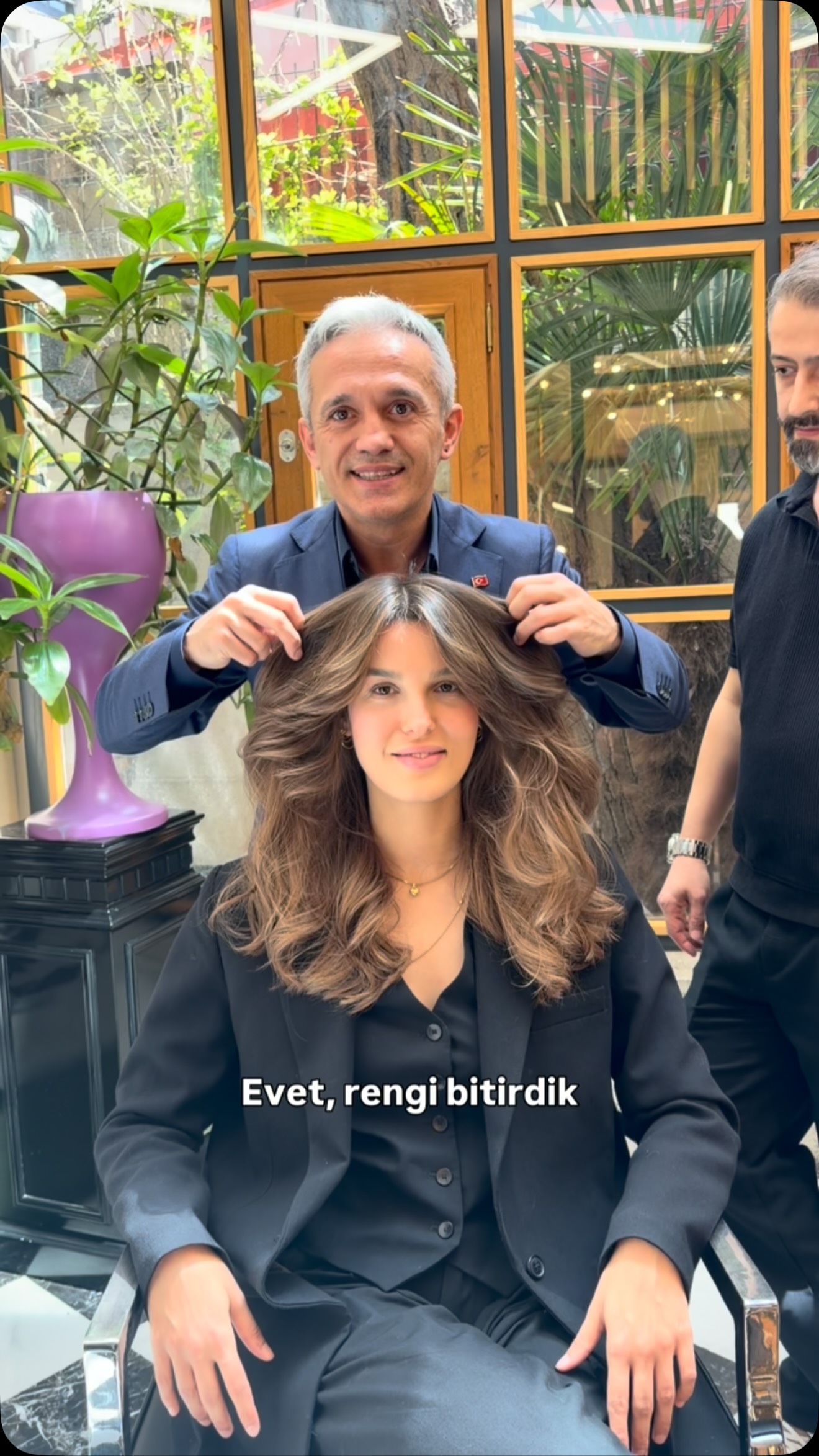 Bu dönüşümde doğal kumral tonlar korunarak saça yumuşak geçişli bir ombre uygulandı.
Ardından kişiye özel saç kesimi ve Sedat Biga Saç Bakımı Ritüeli ile saçın parlaklığı, yumuşaklığı ve sağlıklı görünümü desteklendi.
✨ Doğal geçişler
✨ Sağlıklı ve parlak görünüm
✨ Yumuşak dokunuşlar
✨ Kişiye özel tasarım
💬 Sizce doğal bir saç tasarımında en önemli detay nedir? Renk, parlaklık, yumuşaklık yoksa doğal görünüm mü? Yorumlarda bizimle paylaşın.
.
.
.
#sedatbiga #mikrokaynak #medikalkaynak #saçbakım #ombré