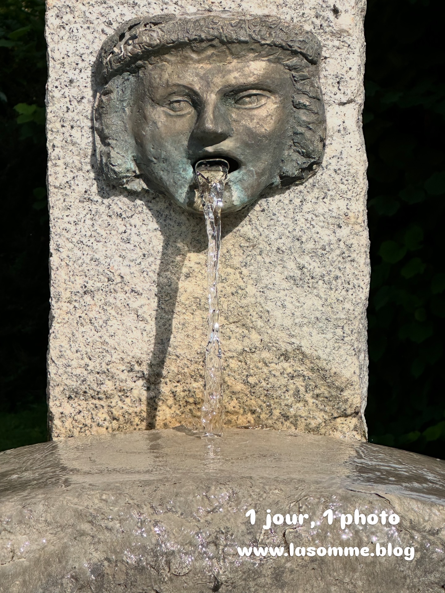 www.lasomme.blog. Fontaine, rue Saint-Denis, Airaines 🦋