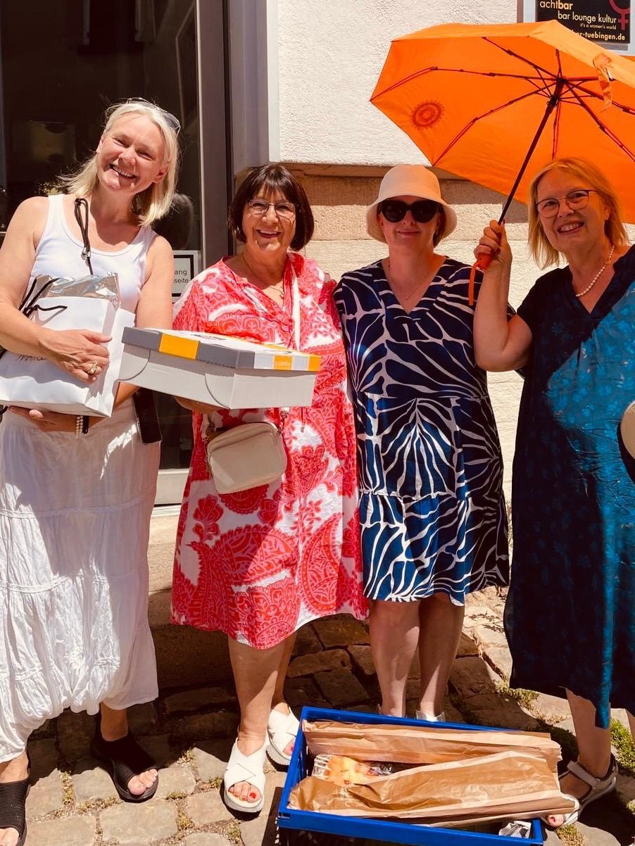 Beim zweiten Body Voices Advanced Wochenende wurden wir von vier Frauen des Inner Wheel Club Reutlingen-Tübingen bekocht – und das hat uns wirklich getragen.
Im Programm „Body Voices Advanced“ begleiten wir fünf Überlebende sexualisierter Gewalt über ein Jahr hinweg. Die gemeinsamen Wochenenden sind intensiv und tiefgreifend – umso mehr haben uns die unglaublich leckeren, mit viel Liebe zubereiteten Mahlzeiten genährt und gestärkt.
Frauen unterstützen Frauen in der Region, damit niemand den Weg der Heilung alleine gehen muss. Von Herzen DANKE an Hanna, Inga, Stefanie & Ingrid.