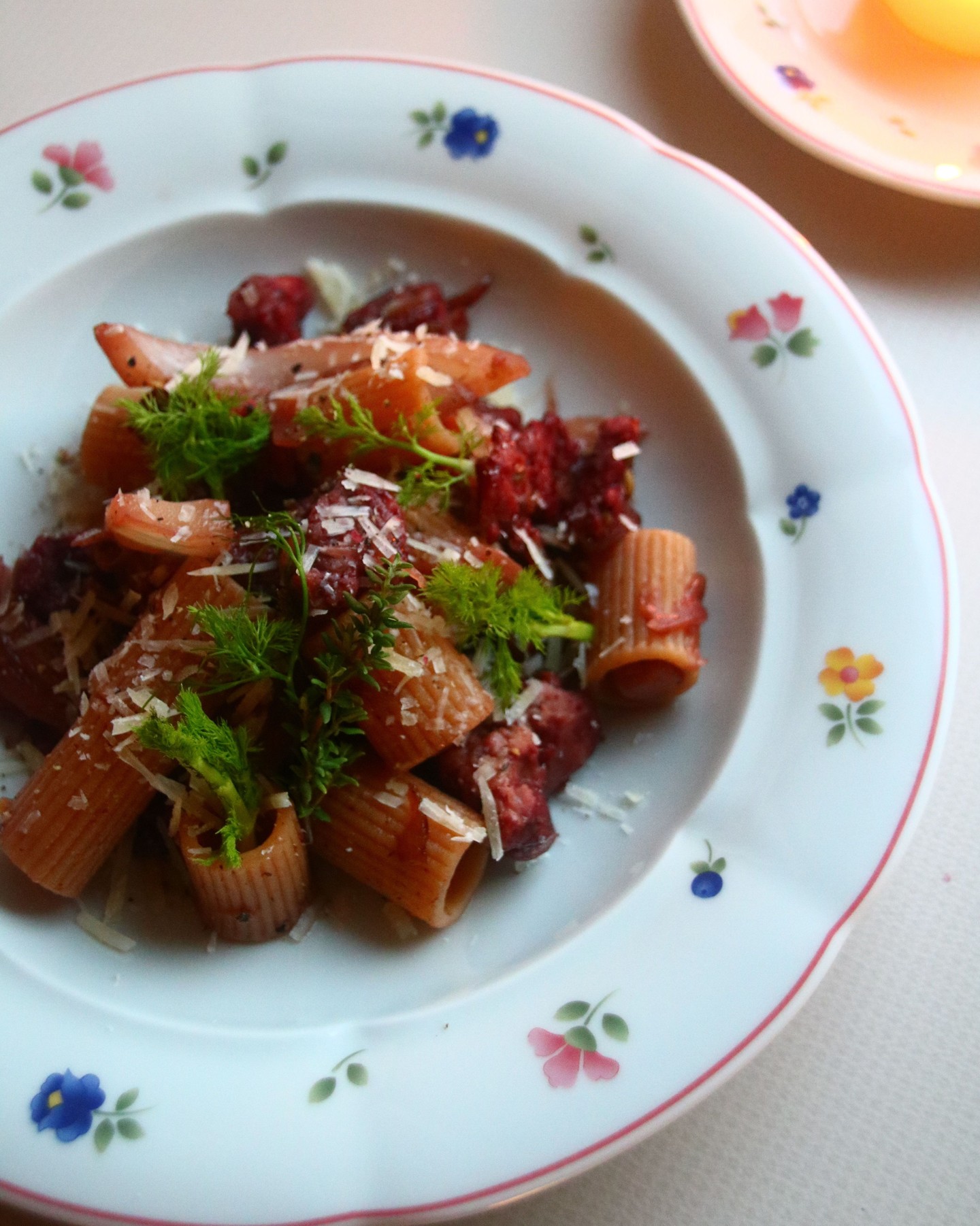 Salsiccia Pasta with Fennel, Lemon and White Wine is proof that a creamy pasta doesn't need cream to deliver. This dish is about balance and restraint – the contrast between the warm, aromatic pasta and the cool, crisp raw fennel on top means no two forkfuls are quite the same. A glass of chilled white wine, good olive oil on the table and freshly cracked pepper are all the accompaniment it needs.
#Foodforflexitarians #SalsicciaPasta #Fenchel #PastaOhneSahne #Pangrattato #Sommerpasta #Flexitarisch #ItalianFood #WenigerIstMehr #Zitronenpasta