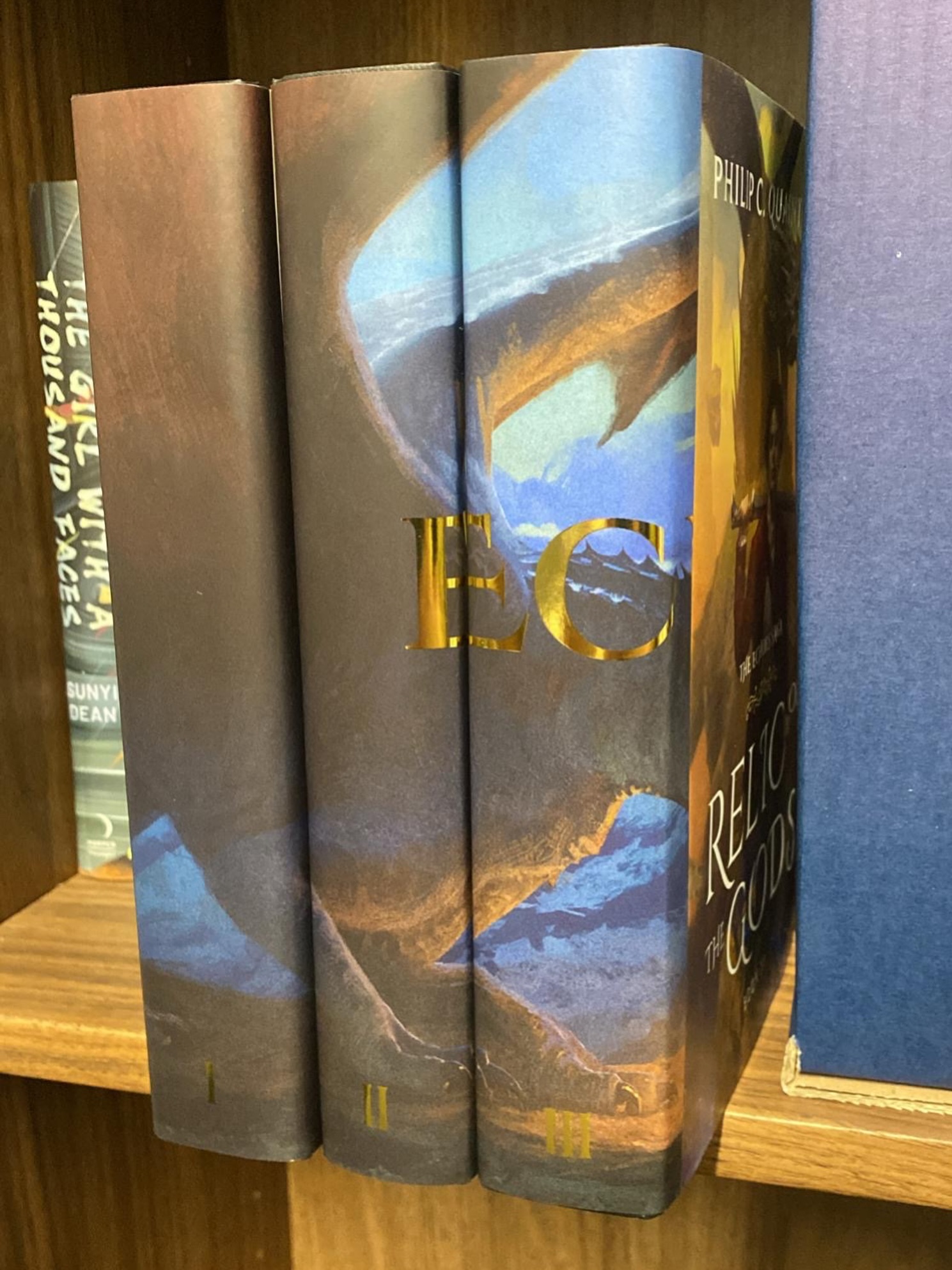 They’re here. They’re real.
I’m headed off to the @thebrokennbinding HQ next week to finishing signing book 2 of The Echoes Saga for you all!
After I’ve signed them all, they’ll be ready to take flight and seek out their new bookshelves!
Are your shelves ready?