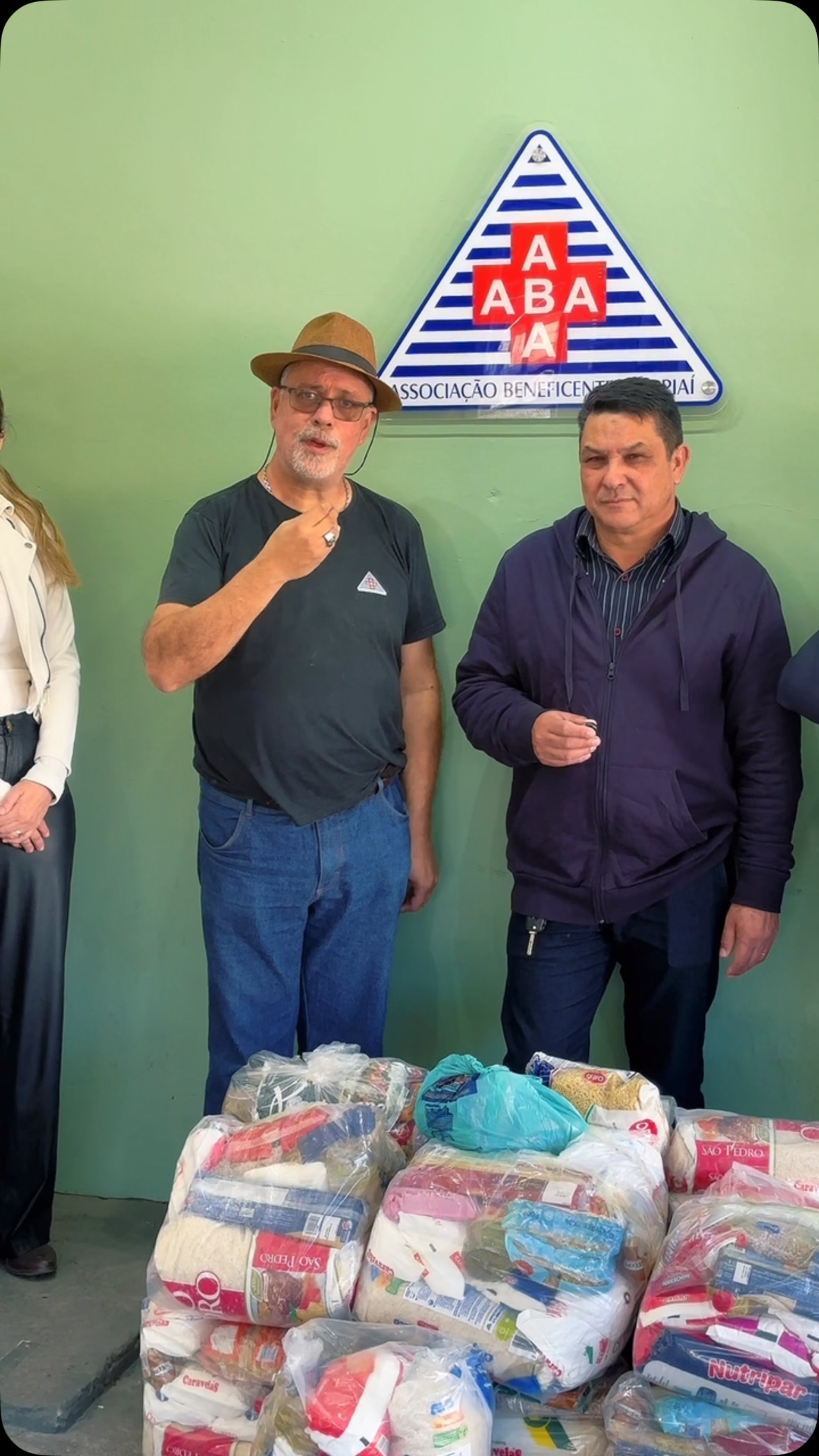 Solidariedade que se transforma em cuidado. 💙
Por meio de uma grande ação social realizada em Itapirapuã Paulista e região, a comunidade se uniu em um dia de acolhimento, oferecendo cortes de cabelo, terapias, auriculoterapia, massagens, cuidados capilares, cuidados bucais, momentos de oração, alimentação, algodão-doce e diversas outras atividades voltadas ao bem-estar da população.
Além de levar carinho e atenção às pessoas, a iniciativa também resultou em importantes doações destinadas ao Hospital. Nosso sincero agradecimento a todos os voluntários, participantes e, em especial, ao Gerson, que esteve à frente da organização e tornou essa corrente do bem possível.
Cada gesto de generosidade fortalece nossa missão de cuidar de quem mais precisa. Muito obrigado a todos que fizeram parte dessa ação!