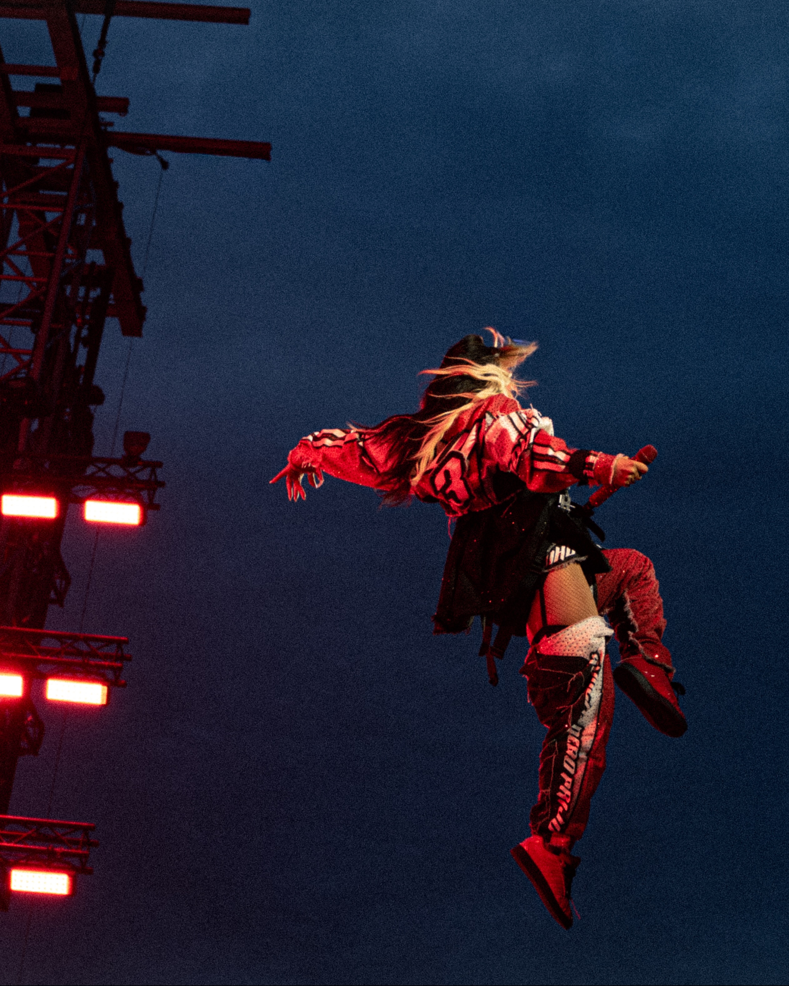 Tři večery. Tři vyprodaný Edeny. Show, která za to rozhodně stála. ✨
Spousty hostů, tanečníci, výměny kostýmů i střídání scén v různejch vejškovejch úrovních, ohňostroj a první živý ochutnávky nový desky. Velkolepej trojmejdan, ale pořád s emocí, která trefila celej stadion tam, kam měla.🎯
@ewa_farna93 to vzala ve velkým a my za tím vším v pozadí, odkud jsme tenhle kolos uváděli do pohybu od stavby, přes stagecrew a stage management, tech/site produkci, až po likvidaci.
Jestli tohle byl pop, tak byl zatraceně stadionovej. ⚡
Díky všem kdo se na tomto spektáklu podíleli i přes to, že museli ve středu domů 😁
ENG
Three nights. Three sold-out Eden shows. A show that was absolutely worth it. ✨
A whole lineup of special guests, dancers, costume changes, stage transformations across multiple levels, fireworks, and the first live taste of the new album. A spectacular three-night run, still packed with the kind of emotion that hit the entire stadium exactly where it needed to. 🎯
Ewa Farna went all in, and we were behind the scenes keeping this whole beast in motion, from the load in through stage crew and stage management to technical/site production and final load-out.⚡
Big thanks to everyone who helped make this spectacle happen, even though they had to head home on Wednesday. 😁
📸 @fotokubajs
