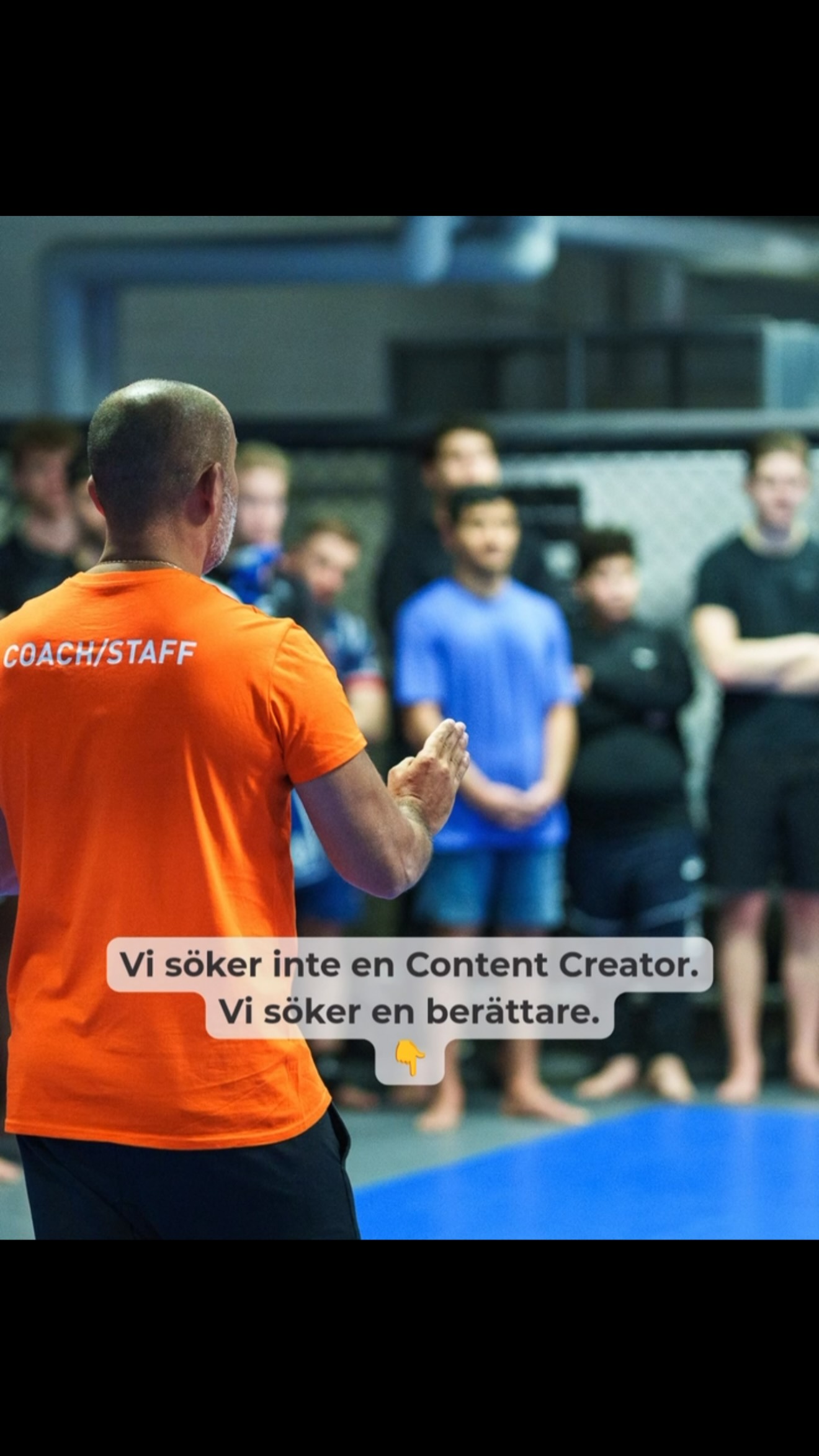 Vi söker inte en Content Creator.
Vi söker en berättare.
På Allstars handlar träning om mycket mer än teknik, styrka och kondition.
Det handlar om människor.
Om utveckling.
Om gemenskap.
Om de där ögonblicken som gör att någon vågar ta steget in genom dörren för första gången.
Nu söker vi dig som vill hjälpa oss att berätta de historierna.
Hos oss får du...
🎥 Filma träning, coacher och medlemmar.
📱 Skapa Reels, Stories och innehåll till Instagram.
📸 Fånga energin, vardagen och människorna bakom Allstars.
💡 Komma med egna idéer och vara med och vidareutveckla vårt varumärke.
🚀 Bygga ett riktigt case till din portfolio.
Det här erbjuder vi
Det här är ett ideellt samarbete för dig som vill utvecklas, skapa och bygga erfarenhet.
Vi erbjuder:
💙 Kostnadsfritt medlemskap på Allstars.
💙 Ett verkligt projekt där du får ta stort kreativt ansvar.
💙 Referenser och erfarenhet inför framtida jobb och uppdrag.
💙 Möjlighet att bygga ditt eget personliga varumärke samtidigt som du hjälper oss att vidareutveckla vårt.
Och när Allstars växer vidare hoppas vi att samarbetet kan växa tillsammans med oss.
Vi tror att du...
...älskar att skapa innehåll.
...ser möjligheter där andra ser vardag.
...vill utvecklas.
Mer än så behöver vi egentligen inte veta.
Vi bryr oss betydligt mer om vad du kan skapa än om vad som står på ditt CV.
Känner du igen dig?
Skicka ett DM/mejl och berätta lite om dig själv.
Har du skapat innehåll tidigare får du gärna skicka några exempel.
Har du ingen portfolio?
Det gör ingenting.
Överraska oss.
Vi letar inte efter den perfekta Content Creatorn.
Vi letar efter rätt person som vill växa tillsammans med oss.
Skicka ett DM – eller mejla info@allstarsgym.se 💙