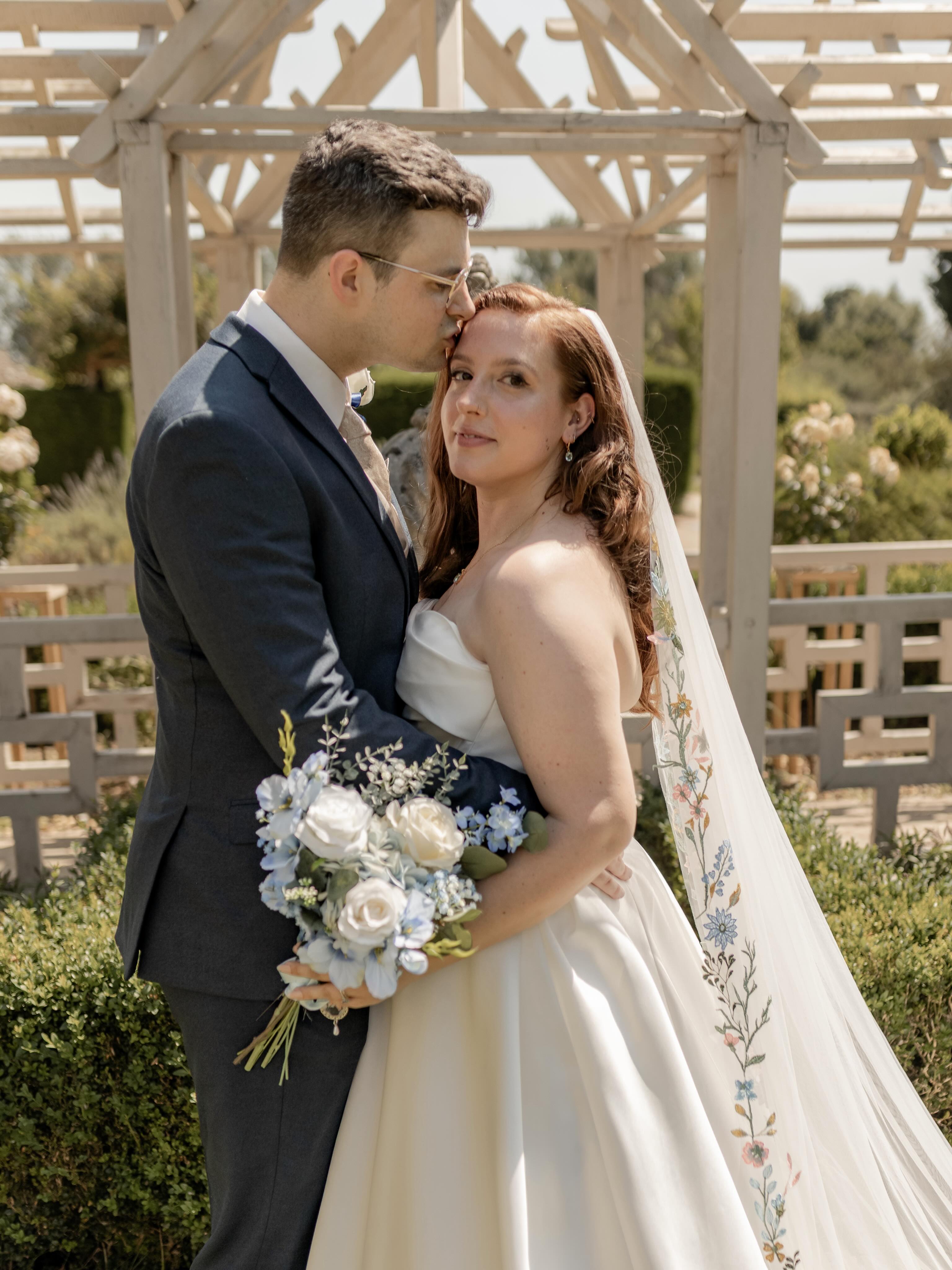 When the veil matches the florals at @friarscourtclanfield 🌷
Cotswold wedding photographer | Friars Court | Oxfordshire wedding photographer | Gloucestershire wedding photographer | wedding flowers | Bridal | embroidered veil | outdoor ceremony | UK garden wedding