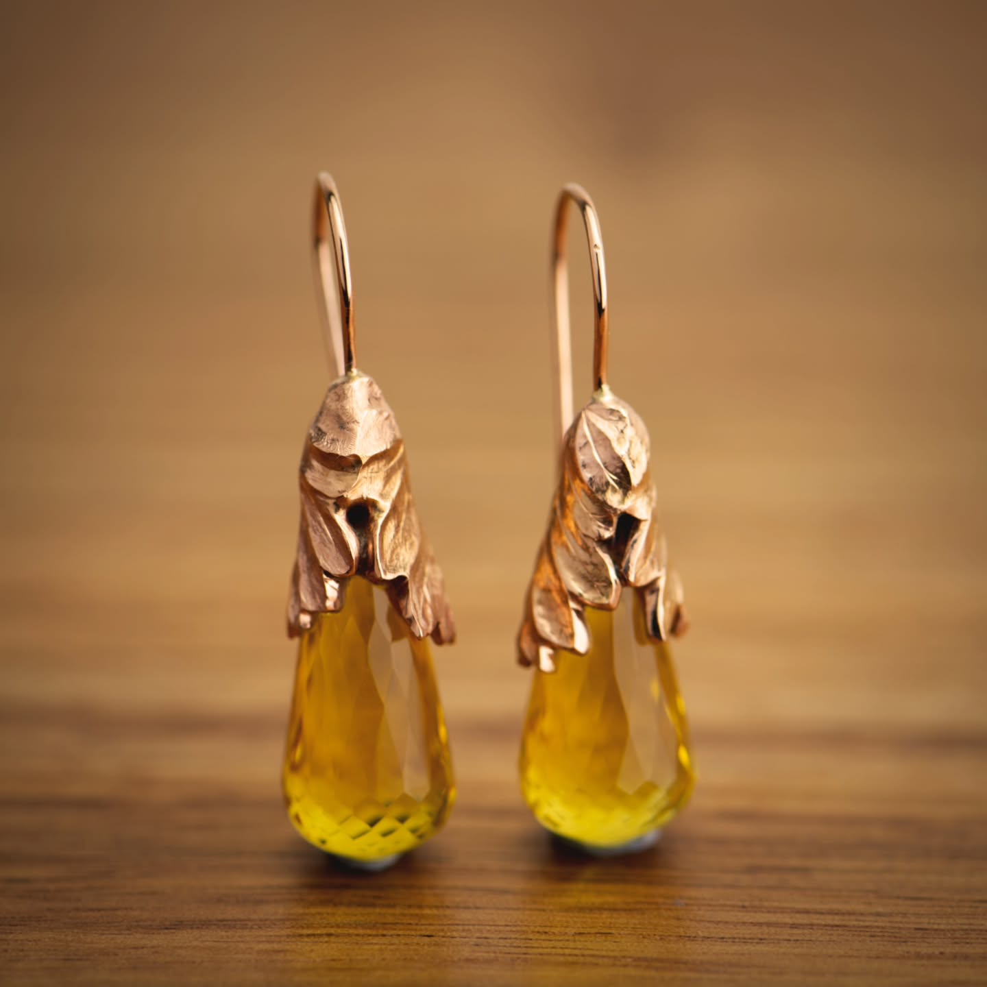 Golden light, captured in stoneβ¨οΈ
Every curve, every leaf, every detail has been carefully crafted by hand, transforming precious metal and gemstone into a piece inspired by natures quiet beauty.
The oak leaf has long symbolises strength, wisdom and enduring beauty- making these earrings more than jewellery.
Explore the full collection on my websiteπ»π