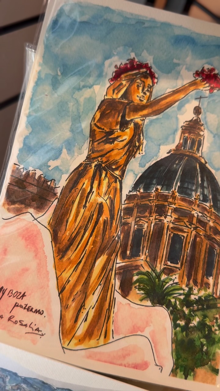 Il conto alla rovescia è iniziato. 🌹
A Palermo c’è una notte che non assomiglia a nessun’altra: quella del 14 luglio.𝐋𝐚 𝐧𝐨𝐭𝐭𝐞 𝐝𝐞𝐥 𝐅𝐞𝐬𝐭𝐢𝐧𝐨. 𝐋𝐚 𝐧𝐨𝐭𝐭𝐞 𝐝𝐢 𝐒𝐚𝐧𝐭𝐚 𝐑𝐨𝐬𝐚𝐥𝐢𝐚.
Patrona della città, simbolo di rinascita e devozione, la Santuzza continua da secoli a vegliare su Palermo e sui suoi abitanti.
Al Maravigghia Hub le rendiamo omaggio attraverso una collezione di prodotti, illustrazioni e creazioni che raccontano il suo legame indissolubile con la nostra terra.
🌹 Scopri tutta la collezione dedicata a Santa Rosalia presso il Maravigghia Hub di Palermo o online su maravigghiaforsicily.com.
𝐏𝐞𝐫𝐜𝐡𝐞’ 𝐏𝐚𝐥𝐞𝐫𝐦𝐨 𝐩𝐮𝐨’ 𝐚𝐯𝐞𝐫𝐞 𝐦𝐢𝐥𝐥𝐞 𝐬𝐟𝐮𝐦𝐚𝐭𝐮𝐫𝐞, 𝐦𝐚 𝐢𝐥 𝐬𝐮𝐨 𝐜𝐨𝐥𝐨𝐫𝐞 𝐩𝐢𝐮’ 𝐚𝐮𝐭𝐞𝐧𝐭𝐢𝐜𝐨 𝐩𝐨𝐫𝐭𝐚 𝐬𝐞𝐦𝐩𝐫𝐞 𝐥𝐨 𝐬𝐭𝐞𝐬𝐬𝐨 𝐧𝐨𝐦𝐞: 𝐑𝐨𝐬𝐚𝐥𝐢𝐚. 🩷
#maravigghiapalermo #maravigghia #palermo #rosalía #santuzza
