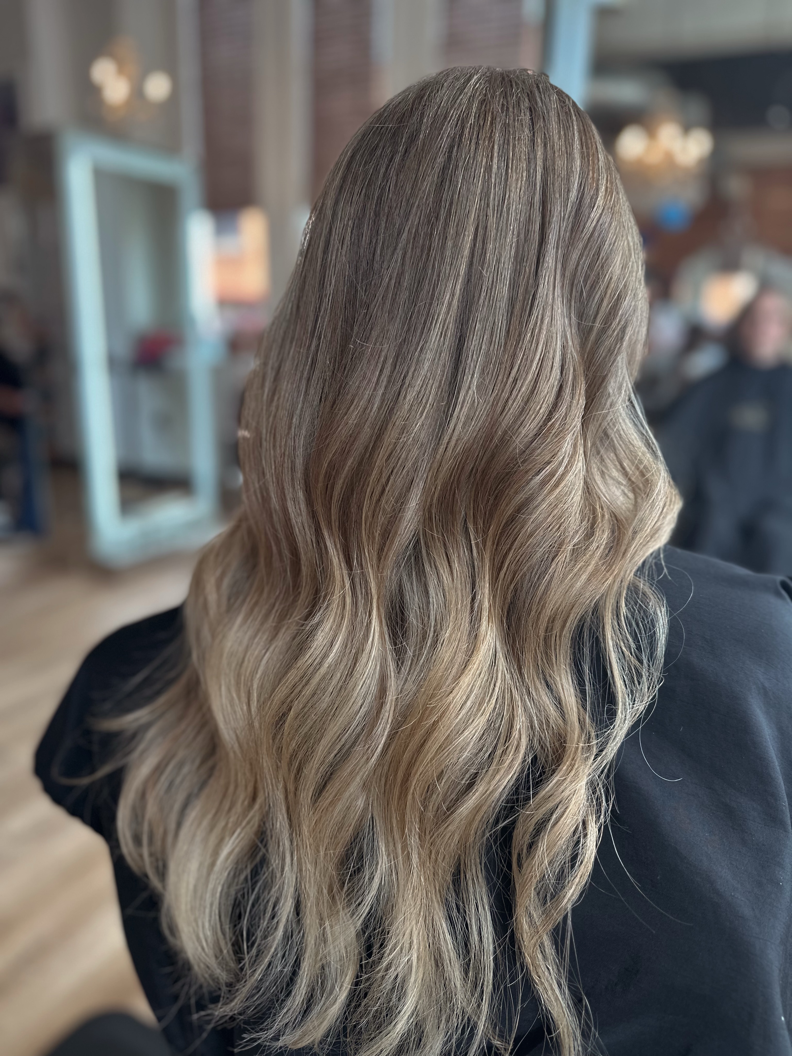 Love this lived-in dimension. 💗
There’s something so beautiful about color that feels effortless, natural, and perfectly blended. This soft, dimensional look creates movement, depth, and brightness while growing out seamlessly between appointments.
Healthy hair, customized color, and a look that fits your lifestyle—that’s always the goal. ✨
#HairByBrendaWeaver #LivedInColor #DimensionalBlonde #HealthyHairJourney #LufkinHairStylist