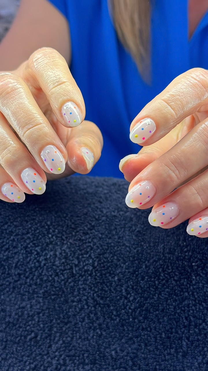 Polka dot season is here…! 🤍🤍✨✨✨
#polkadotnails #polkadottrend #buildergel #manicuredundas #vivaaestheticsspa
