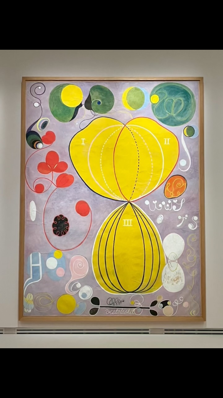 ✨Je reviens du Grand Palais où j’ai découvert l’œuvre de l’artiste suédoise Hilma af Klint, une découverte majeure pour moi.
Née dans une famille aristocratique, rien ne semblait, au départ, laisser présager qu’elle deviendrait l’une des pionnières de l’abstraction.
Toutes les peintures que vous allez voir ont été réalisées entre 1907 et 1913. À travers de grandes compositions colorées, peuplées de formes géométriques, de spirales, de cercles, de fleurs et de symboles, Hilma af Klint explore les grands mystères de l’existence : la naissance, l’évolution, l’unité du vivant, les dualités entre le féminin et le masculin, le visible et l’invisible, la matière et l’esprit.
Aujourd’hui, ce qui m’intéresse, ce n’est plus seulement sa place dans l’histoire de l’art ou son rôle dans l’invention de l’abstraction. C’est de comprendre pourquoi son œuvre trouve un tel écho dans la culture visuelle contemporaine.
L’envergure de cette reconnaissance tient à la coordination, rare par son intensité, entre invention formelle et innovation conceptuelle. Les analyses récentes montrent que son œuvre anticipe des questionnements très actuels autour des sciences du vivant, des spiritualités alternatives et de nouvelles manières d’appréhender le monde.
Ce que j’aime aussi, c’est l’histoire du groupe De Fem, dont elle faisait partie. Cinq femmes qui se réunissaient pour pratiquer l’écriture et le dessin automatiques, mener des séances spirites..
J’aime ce féminisme-là. Ces femmes qui se sont regroupées pour travailler ensemble, partager leurs recherches et élever leur esprit.
Hilma af Klint écrivait en 1907 :
« Je m’exprime d’abord avec l’œil physique, puis avec l’œil de l’intelligence, et enfin avec l’œil du cœur ou de l’esprit. »
Je trouve que cette phrase éclaire toute son œuvre.
#hilmaafklint #femmeartiste #abstractart #pionnière #collectionstephaniepeyrissac