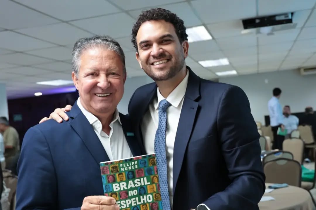 💼🤝 Reflexão, diálogo e compromisso com o desenvolvimento da indústria.
O Sindifargo participou, no último dia 24/06, do evento "Brasil em Reflexão", promovido pela @sistemafiegoficial , em parceria com o @sebraegoias , reunindo empresários, autoridades e lideranças para discutir os desafios e as perspectivas do Brasil.
📊 O cientista político Felipe Nunes, professor da FGV e CEO da Quaest, apresentou uma análise sobre as transformações da sociedade brasileira, os impactos no cenário político e eleitoral e a importância de temas como produtividade, inovação e geração de oportunidades para o fortalecimento da indústria.
Representando o Sindifargo, o presidente executivo @marcalhenriquesoares destacou a relevância de iniciativas que estimulam o debate qualificado e contribuem para um ambiente de negócios mais competitivo e preparado para os desafios do país.
🚀 O Sindifargo segue acompanhando as discussões que impactam o setor produtivo e fortalecem a indústria farmacêutica goiana.
#Sindifargo #IndústriaFarmacêutica #BrasilEmReflexão #Inovação #Desenvolvimento