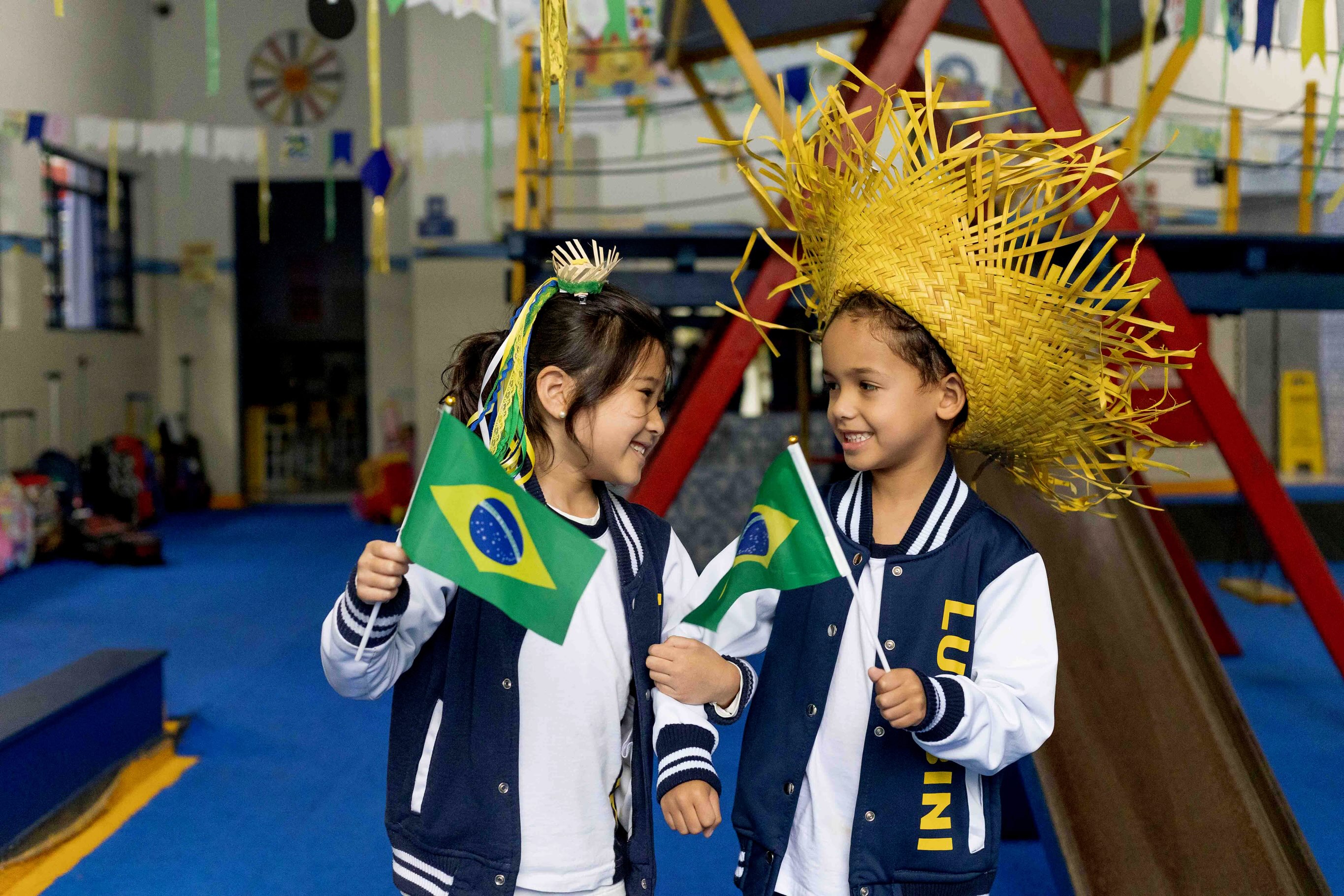 HOJE TEM BRASIL NA COPA DO MUNDO! 🇧🇷
O clima de Copa tomou conta do Colégio Lumbini, e a nossa torcida já está preparada para vibrar por cada lance da Seleção!
Que seja um jogo de muita garra, união e emoção. Vamos juntos enviar as melhores energias e seguir acreditando no hexa!
Vai, Brasil! Estamos todos na torcida! 🇧🇷⚽