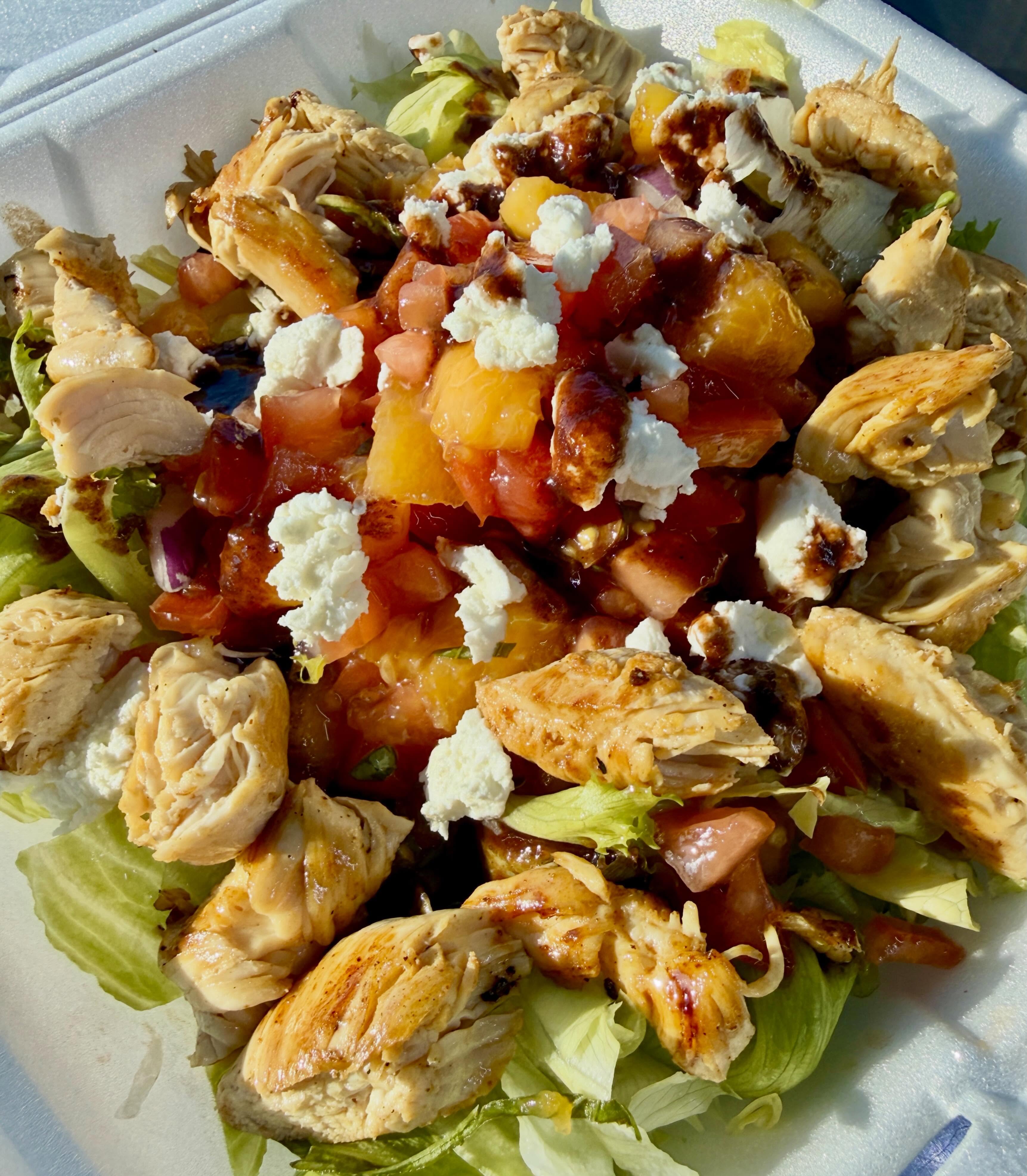 🍑🥬Peach Bruschetta Summer Salad🥬🍑
It’s back! Spring mix & iceberg lettuce topped with local peach bruschetta, goat cheese, & drizzled with homemade peach balsamic. This salad comes vegetarian but feel free to add grilled chicken or shrimp! ☀️OPEN from 11am-8pm for takeout & delivery. We hope to see you soon!