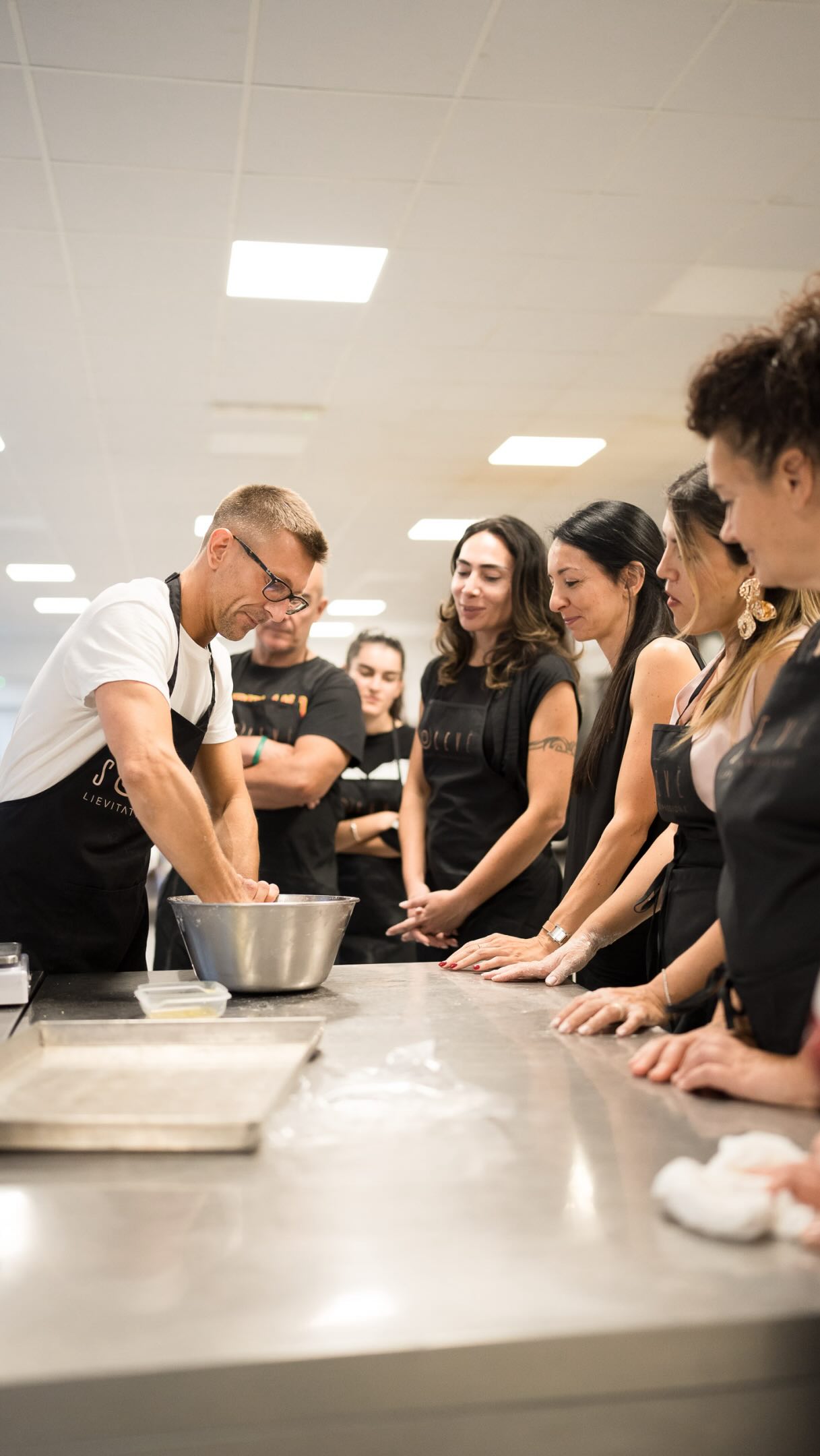 🍕 Ecco cosa succede quando decidi di partecipare a un corso Solevè.
Ti accogliamo nel nostro laboratorio, indossi il grembiule, scopri i segreti dell’impasto e inizi a mettere davvero le mani in pasta.
Passo dopo passo sarai guidato nella stesura, nella farcitura e nella cottura della tua pizza e della tua focaccia, fino al momento più atteso: l’assaggio finale tutti insieme.
E non finisce qui: al termine del corso porterai a casa la pizza o la focaccia che hai realizzato con le tue mani, insieme ai nostri grembiuli firmati Solevè.
Non è solo un corso.
È un’esperienza da vivere, condividere e portare a casa.
✨ Prossime date disponibili:
📅 7 luglio
📅 14 luglio
I posti sono limitati, scrivici in DM o su WhatsApp +39 331 2588607
Ti aspettiamo da Solevè ✨
Claudia e Luca
#corsidicucina #focaccialovers #pizzatime #laboratorioartigianale #cooking