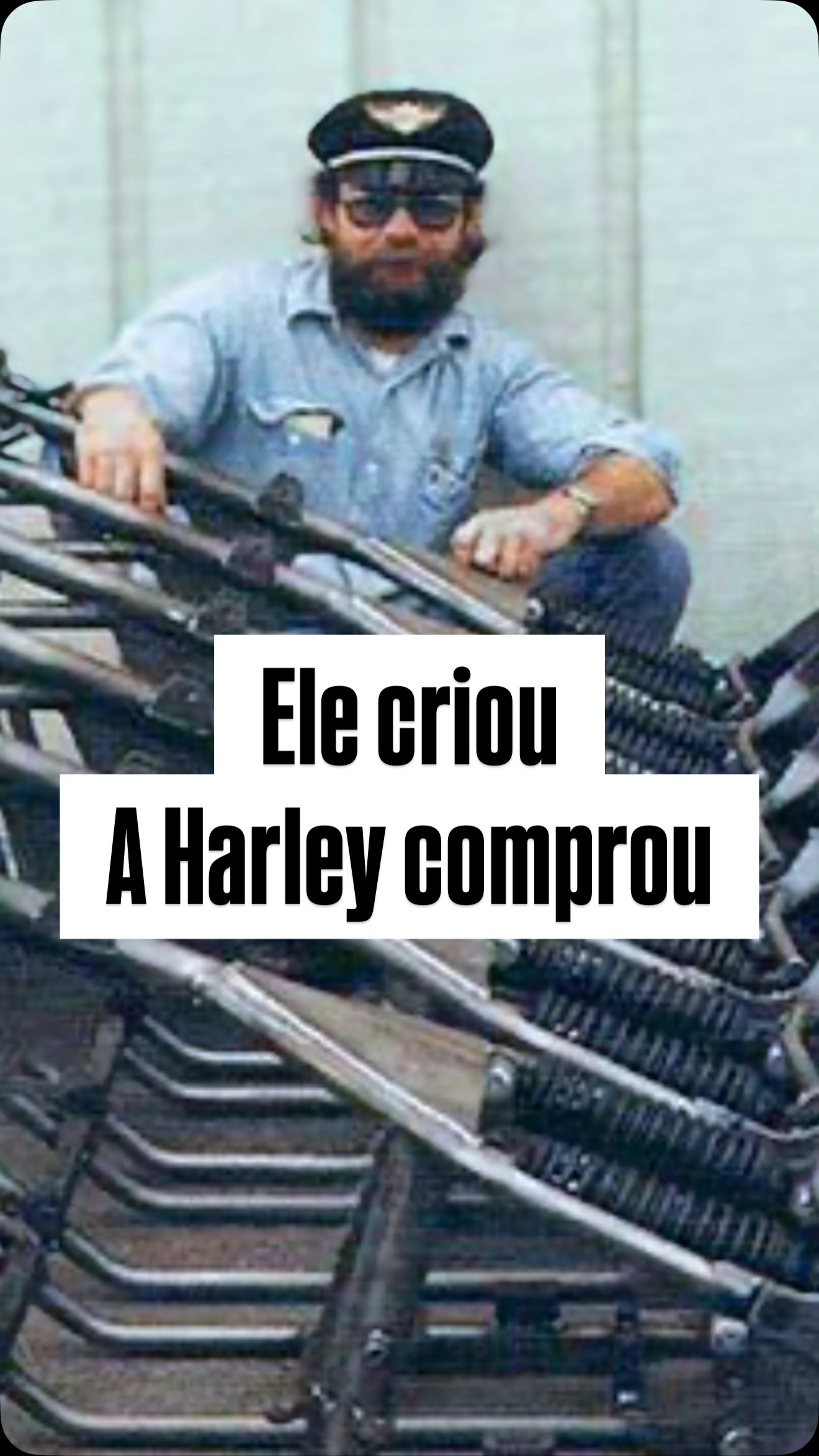 Disseram não pra ele. Hoje a ideia dele equipa toda Harley Softail do mundo.
Bill Davis era um inconformado. Odiava seguir a cartilha. Construiu na própria garagem uma suspensão que ninguém tinha pedido, levou pra Harley-Davidson — e a fábrica reprovou.
Ele não engoliu o não. Insistiu, melhorou, bateu de novo. E a mesma Harley que tinha dito não acabou incorporando o projeto dele. Até hoje, toda Softail que sai da fábrica carrega a teimosia de um cara que se recusou a desistir.
Bill Davis é a prova de que tomar não no começo não é o fim. É o começo de quem persiste.
Por isso a gente diz: siga em frente.
Siempre LoCo
#sigaloscondes #loscondes #loscondeskustom