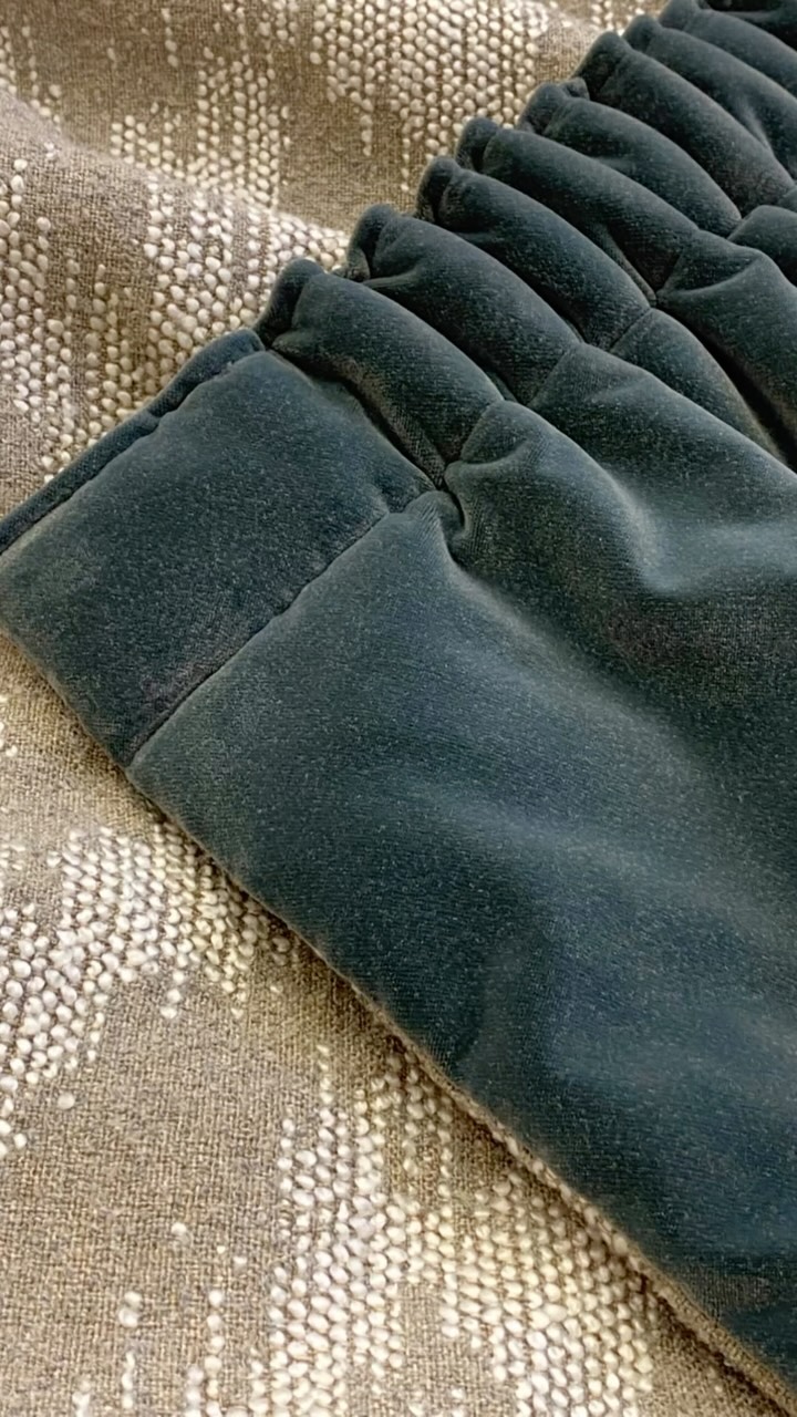 Double sided curtains with thermal interlining - the most luxurious, insulating & acoustic-softening curtain treatment you could get - bespoke to order for a cinema/games room.
Face side: @linwood_fabric Omega Velvet
Back side: @villanovafabric Zibar Boucle
Curtain maker: @zeal_interiors_
Interior Design: @inuti.interiors
#bristolcurtainmaker #bristolinteriors #luxurycurtains #linwoodfabric #velvetcurtains