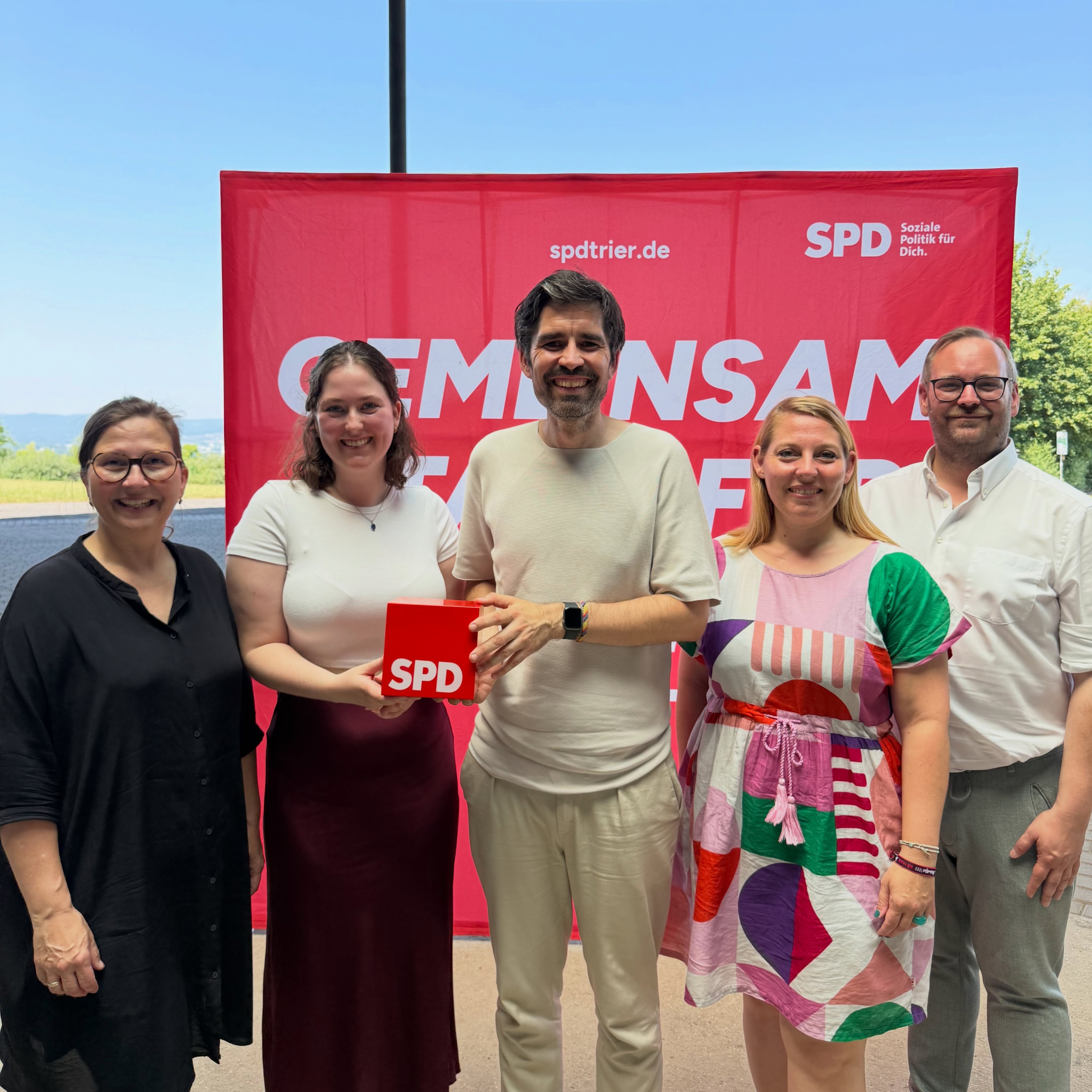 Wow. Danke. Das ist ein bewegendes Ergebnis.
Aber vorweg: Was für eine Kraft, Zuversicht und einen Zusammenhalt wir hier als Team der Trierer SPD für die Menschen und die Zukunft unserer Stadt leben, beeindruckt mich sehr.
Wir schaffen es immer wieder inhaltliche Impulse für bezahlbares Wohnen, Teilhabe aller an Kultur und Bildung oder auch Klimaschutz zu setzen. Gleichzeitig erneuern wir uns in Stabilität auch immer wieder als Team.
Die Trierer SPD hat dazu heute ihren Vorstand gewählt. Ein diverses Team aus allen Generationen und Stadtteilen, das sich bis Ende 2028 gewählt ist und ehrenamtlich einsetzt. Danke euch allen dafür und auch allen, die das bis hierher getan haben und freiwillig ausgeschieden sind
Das ich auch im 14. Jahr weiterhin an der Spitze der Trierer SPD stehen darf und heute ohne Gegenstimme mit 98,5% wiedergewählt wurde, macht mich dankbar und demütig. Das ist gerade in diesen turbulenten Zeiten wahrlich eine Auszeichnung, für die ich Danke sage und die ohne das starke Team nicht möglich gewesen wäre. Ich freue mich sehr, Isabell Juchem, Andreas Schleimer und Susanne Wagner als meine stellvertretenden Vorsitzenden, Mareike Bulla als Schriftführerin und Marco Marzi als Schatzmeister mit ebenso herausragenden Ergebnissen im engen Team an meiner Seite zu wissen. Meik großer Dank an Julia Bengart, Hasmik Garanian und Verena Hubertz, die glücklicherweise fast alle im Vorstand bleiben bzw. aus beruflichen Gründen verzichten mussten.
Gemeinsam gehen wir weiter voran. Trier entwickelt sich gut. Das liegt auch an einer hart arbeitenden Trierer SPD.
#trier #spd #partei #ehrenamt #sventeuber