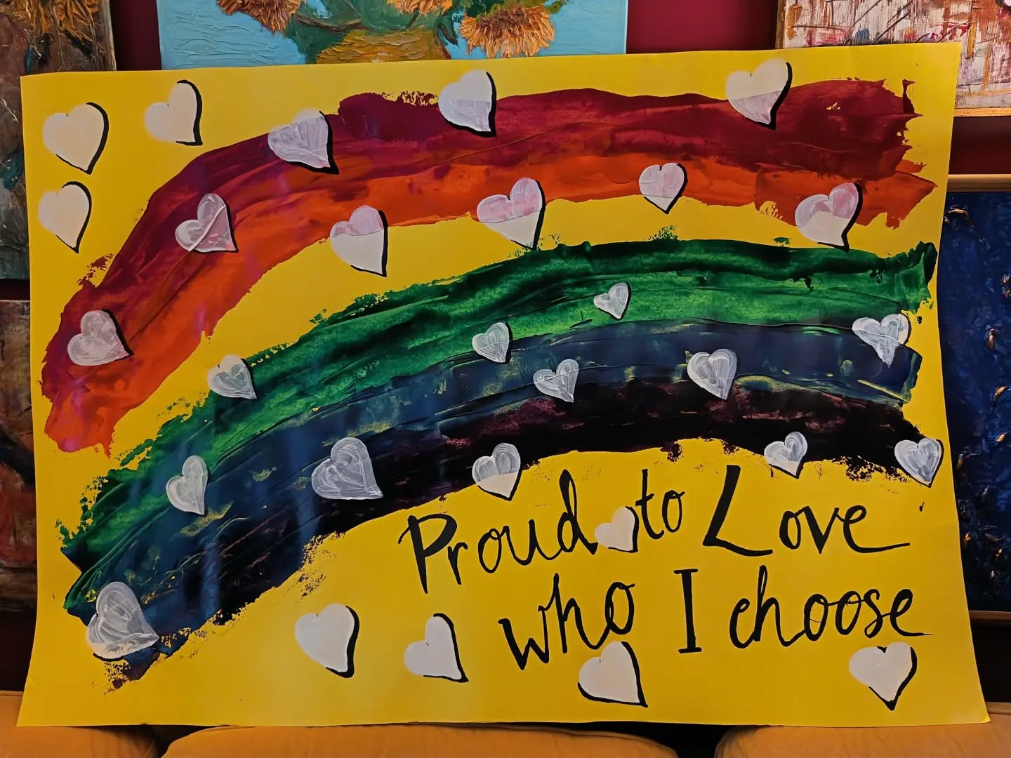🌈 OGGI VADO AL PRIDE CON LE MIE FIGLIE. 🌈
Ci sarò per essere presente nelle loro vite, soprattutto in un momento storico come questo, dove gli avvenimenti degli ultimi giorni impongono visibilità, coraggio e l'orgoglio di essere se stessi. Senza mai più vergognarsi.
Pride significa proprio questo: orgoglio. L'esatto opposto di quella vergogna che la società vorrebbe ancora addossare a chi ama profondamente e che, nonostante tutto, si trova a combattere ogni giorno un conflitto interiore e contro chi lo circonda.
C'è una comunità, spesso ancora invisibile e nascosta tra di noi, che ha un disperato bisogno di sentirsi al sicuro. E per farlo non bastano le persone LGBTQAI+: serve il supporto di tutti noi alleati. Perché le disuguaglianze, alla fine, fanno male a tutta la società.
L’amore è l’unico vero motore di giustizia e benessere sociale che abbiamo. E oggi siamo qui per celebrarlo. 🤍✨
#Pride2026 #ProudToLoveWhoIChoose #LoveIsLove #Alleati #Orgoglio DirittiUmani LoveWins Famiglia