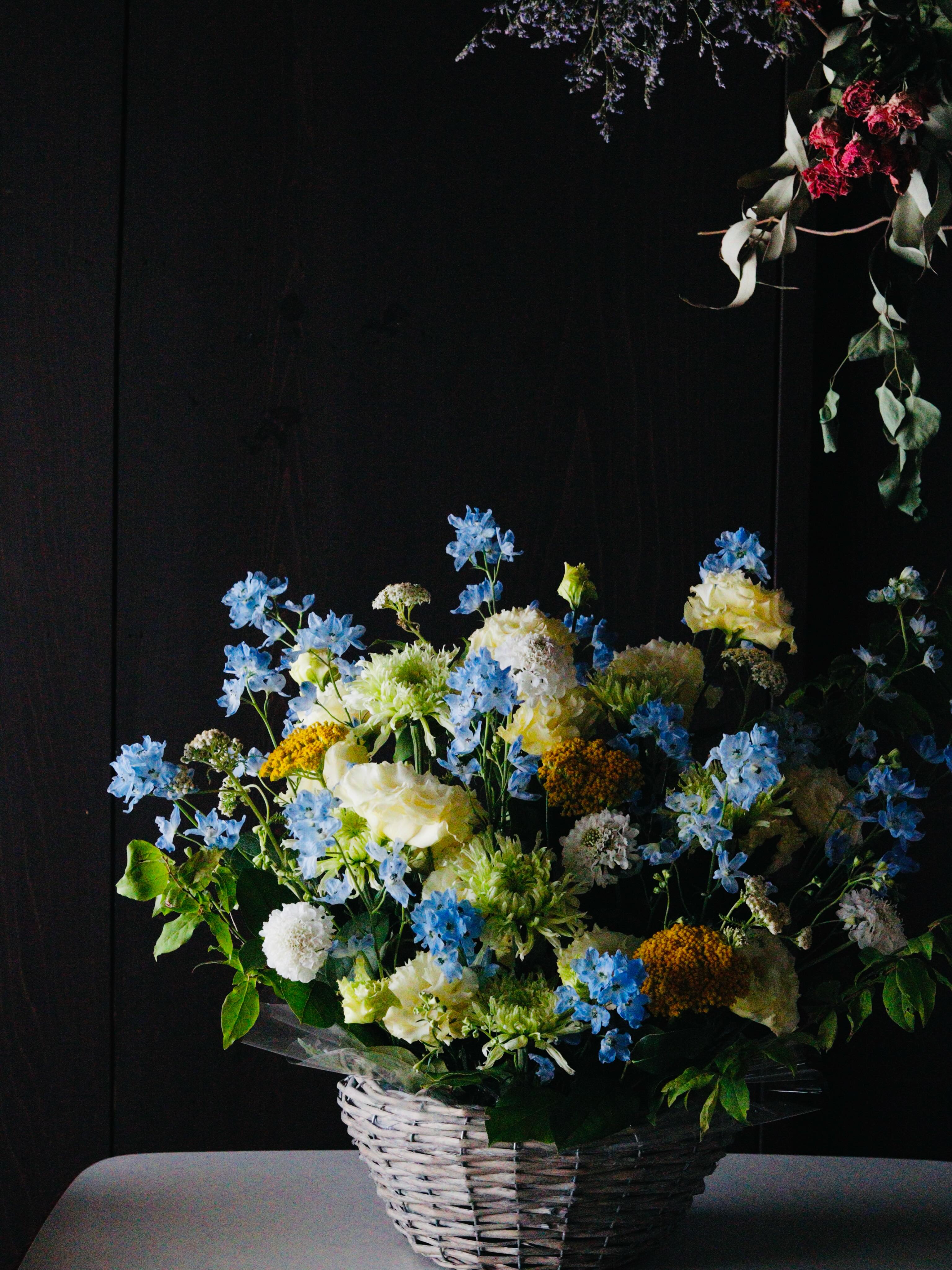 【flower arrangement】
お供えの花
6月もたくさんお作りしました
急な訃報を知って
お家にお参りに行く
法事のお供えに…など
ご注文ありがとうございました♡
9枚目以降のお花は
ファブリカ村のおばあちゃん
たみさんの一周忌のお花です
紫の
