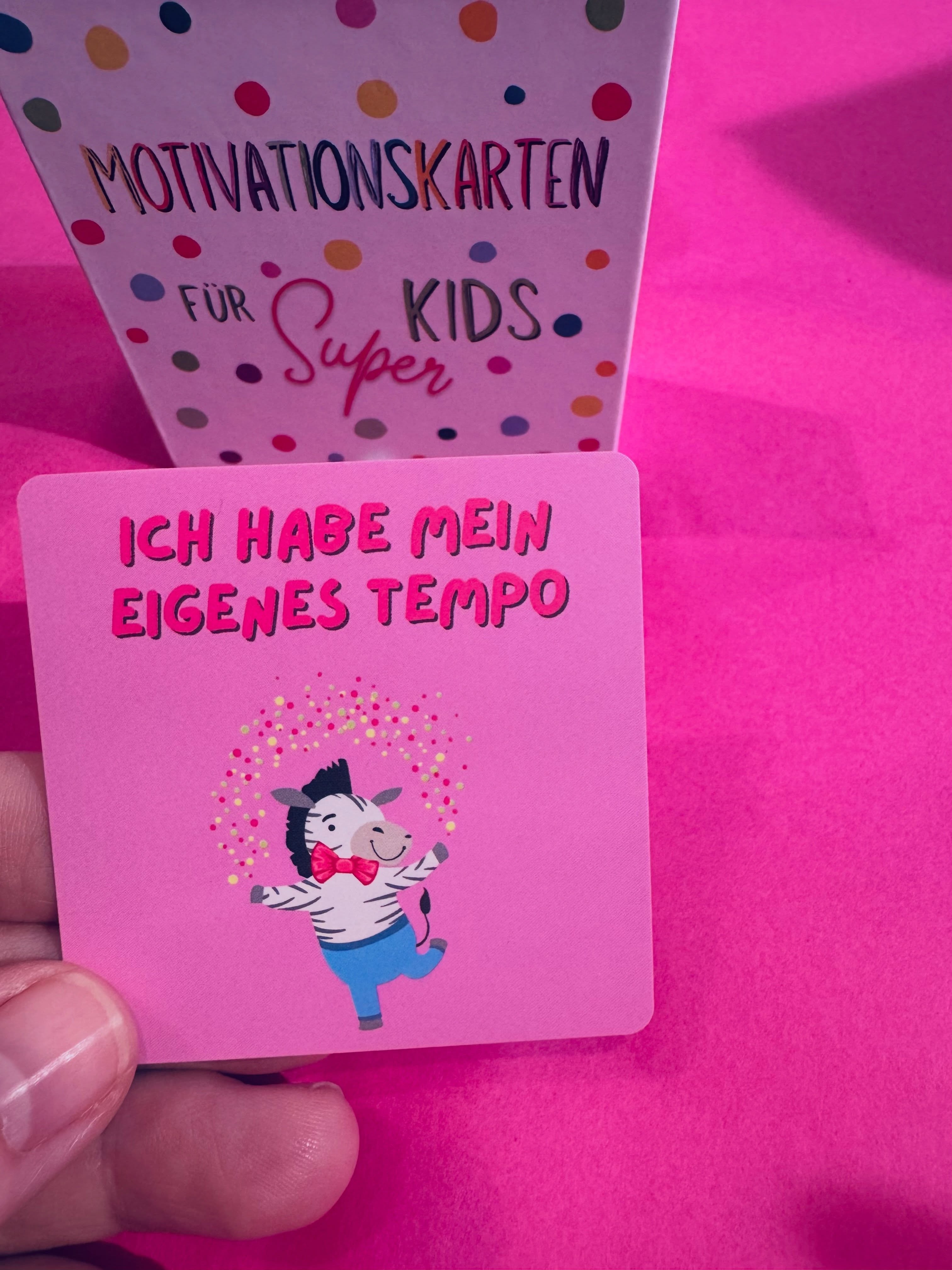 Diese Box ist gerade wieder frisch eingetroffen und ich liebe sie schon jetzt. 🩷
Motivationskarten für Super Kids – mit Sprüchen, die Kinder wirklich stärken: “Ich darf auch mal müde sein”, “Jeder Fehler macht mich schlauer” oder “Ich habe mein eigenes Tempo.”
Kleines Spoiler: Mein Sohn findet ab und zu so eine Karte zum Frühstück eingepackt. Manchmal braucht man einfach einen kleinen Schubs in den Tag. 🩷
Welche Karte würdet ihr eurem Kind als erstes geben?
Bergstraße 26, 27726 Worpswede
Mo–So 11–18 Uhr
paulineworpswede.de
#paulineworpswede #worpswede #motivationskarten #kinderbücher #starkekinder