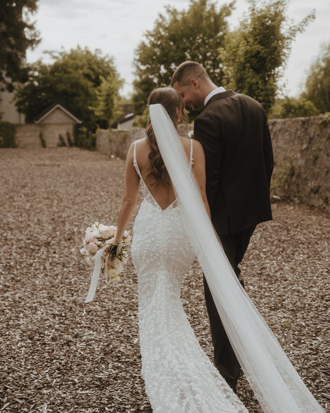 it‘s about two souls who chose each other for a lifetime ✨🎞️
Location: @maison_visavis
Kleid: @brautbluete
Hair & Make-up: @makeupandbeautybyjessiepeters
Traurednerin: @redefrei_trauung_so
Sängerin: @lexy.behrens
