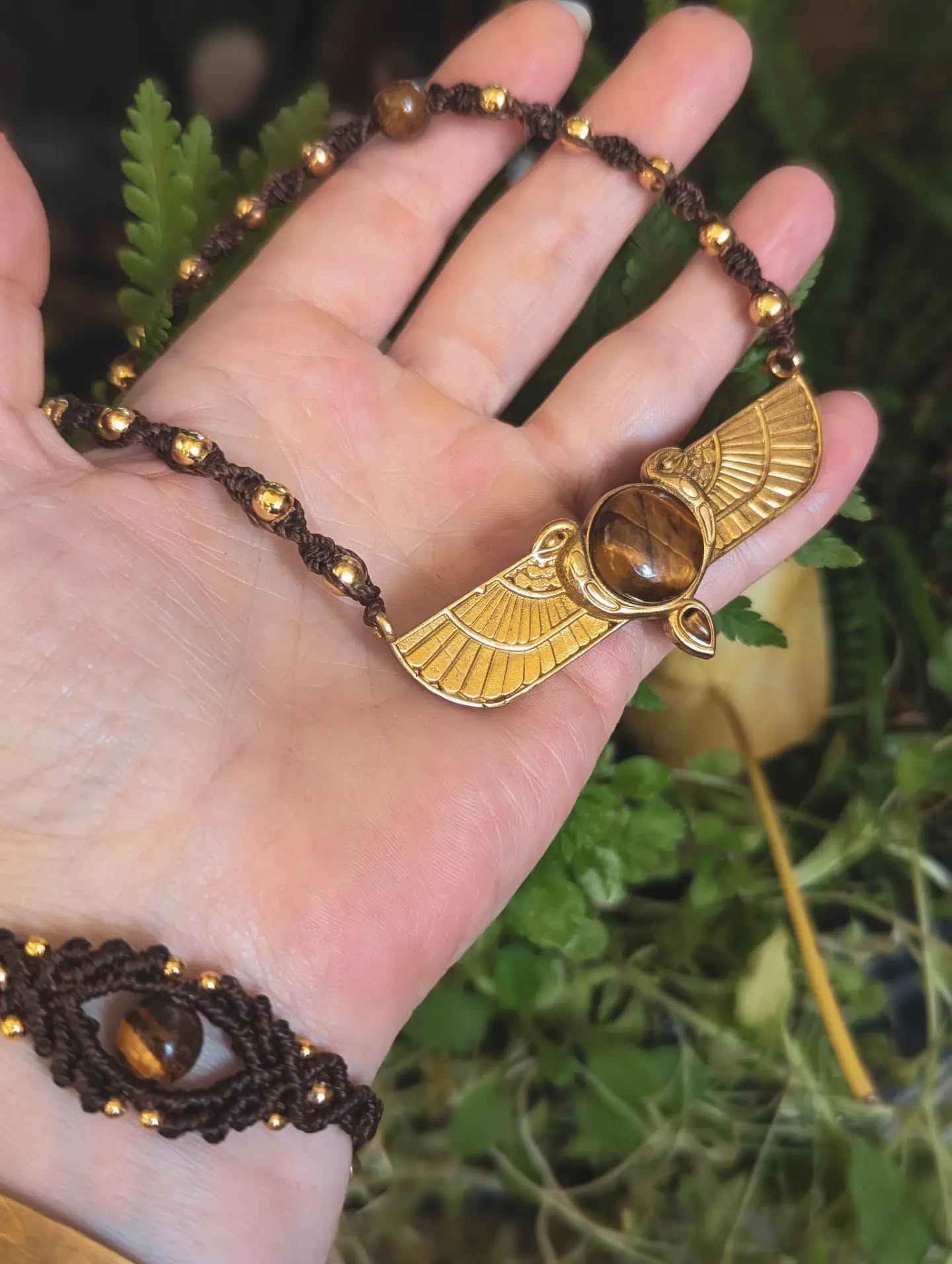 🪲Flying Scarab 🪲
Heute möchte ich euch diese Makramee Kette zeigen, die gerade fertig geworden ist.
Bei diesem Schmuckstück fließen Makramee Knoten und antike Mythologie zusammen. 🪢
Makramee
Skarabäus
Tigerauge
🪲Im alten Ägypten galt der Skarabäus (insbesondere als fliegender Käfer oder mit ausgebreiteten Flügeln) als mächtiges Symbol für Auferstehung, Wiedergeburt und den Lauf der Sonne. ☀️🤍🪽
Er repräsentiert den Schöpfergott Chepre (die aufgehende Sonne).
Im Zentrum des goldenen (Messing), geflügelten Skarabäus ist ein wunderschön gemustertes Tigerauge eingearbeitet – ein Stein, der für Fokus und Selbstvertrauen steht.
Auch dieses Schmuckstück darf meinen Stand am Kunsthandwerksmarkt in Schörfling schmücken.
🪲💫🪽
Nun wünsche ich dir einen wunderschönen Sonntag 🏞️☀️🫶🏼genießt das schöne Wetter, trinken nicht vergessen 🫠☺️ und vergesst nicht auch Wasser für die Insekten, Vögel, Igel und Co in den Gärten zu stellen. 🫶🏼🦋🙏🏼
Herzliche Grüße
💚Katharina