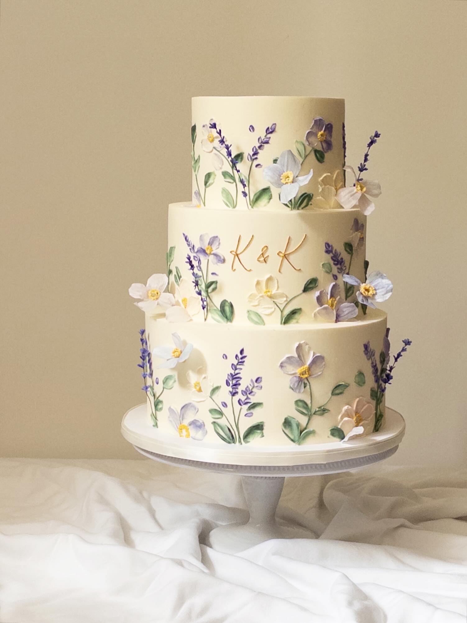 Lavender and shades of purple for Kevin & Katie 🪻
#torontowedding #torontoweddingcake #waferpaperflowers #floralweddingcake #lavendercake
