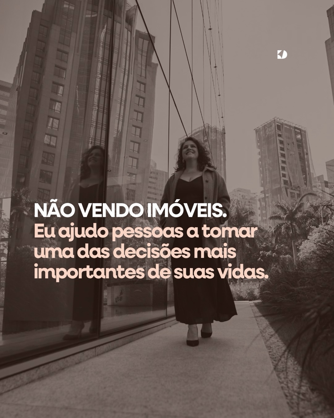 Quando alguém compra ou vende um imóvel, dificilmente está apenas negociando metros quadrados.
Há mudanças de vida, planejamento financeiro, expectativas, inseguranças e histórias construídas ao longo de anos.
Por isso, nunca enxerguei meu trabalho como simplesmente vender um imóvel.
Acredito que o papel de um bom corretor é ouvir antes de falar, entender o contexto de cada cliente, analisar o mercado, construir uma estratégia e conduzir cada etapa da negociação com clareza e segurança.
É essa a forma como trabalho diariamente, especialmente com quem busca comprar ou vender um imóvel no Itaim Bibi e região.
Porque, no fim, imóveis são importantes. Mas as pessoas sempre vêm primeiro.
Se você está pensando em comprar ou vender um imóvel no Itaim, qual é a sua maior dúvida hoje?