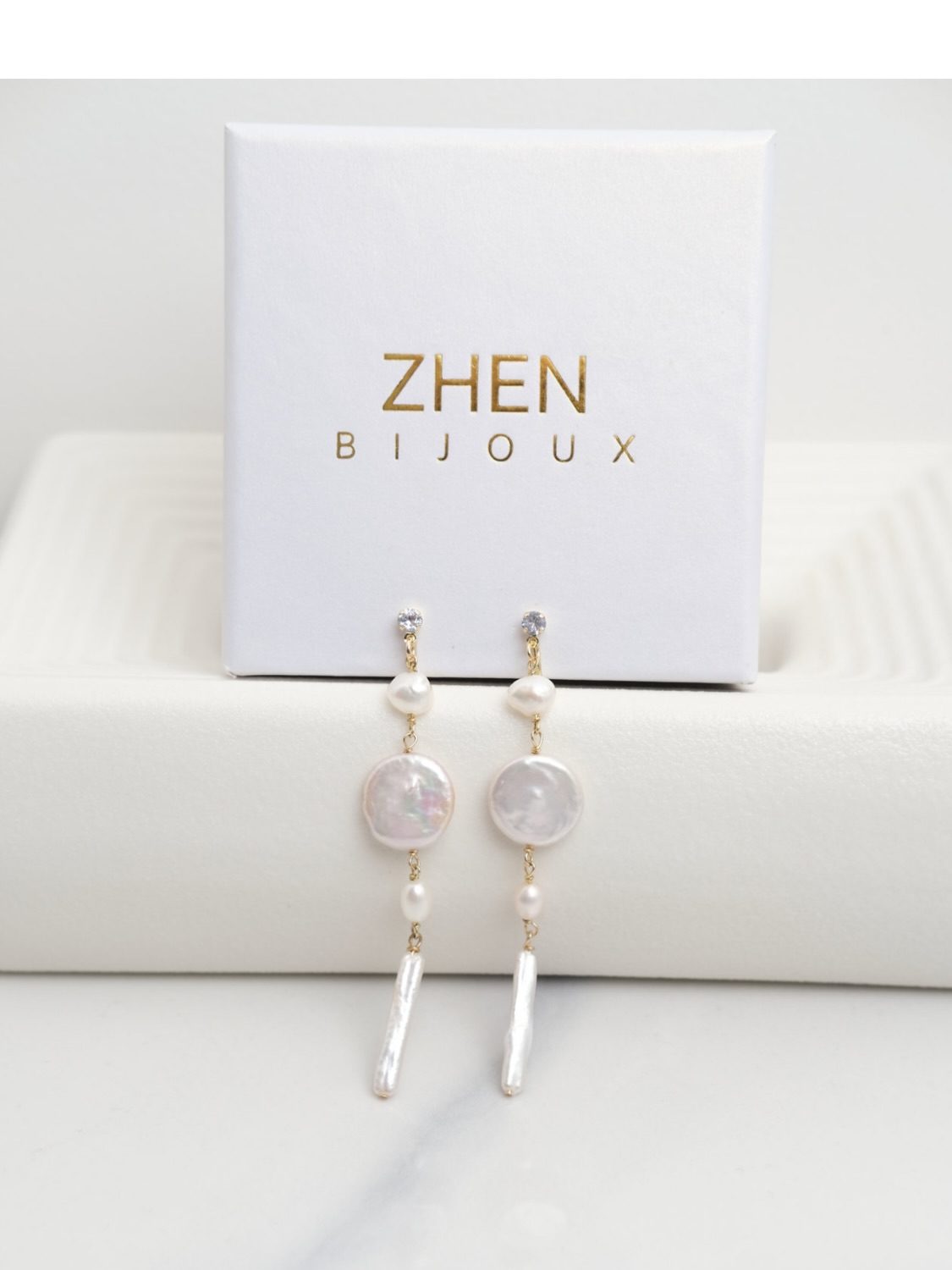 Clip-on earrings Rachel
No pierced ears? No compromise on style.
The Variation Clip-On Earrings Rachel are designed for women who love statement jewelry without the need for ear piercings. Combining comfort, elegance, and artistic expression, these handcrafted clip-on earrings offer a sophisticated alternative to traditional earrings while making a striking fashion statement.
#cliponearrings #earclip #pearlearrings #bouclesdoreillesfantaisies #statementearrings