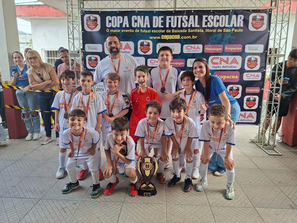 No último dia 28 de junho, o Ginásio do Jabaquara, em Santos, foi palco das grandes finais da Copa CNA de Futsal Escolar 2026. Em um dia marcado por emoção, talento e muita vibração nas arquibancadas, equipes, atletas, familiares e torcedores celebraram o encerramento de mais uma edição do maior evento de futsal escolar da Baixada Santista.
As partidas decisivas reuniram grandes confrontos, com muito equilíbrio, espírito esportivo e jogadas que demonstraram o alto nível técnico das escolas participantes. Do apito inicial até a cerimônia de premiação, o público acompanhou momentos inesquecíveis que reforçam a importância do esporte na formação de crianças e adolescentes.
A Copa CNA de Futsal Escolar é realizada anualmente no primeiro semestre, nos principais ginásios de Santos e região, sendo organizada pela WinnersSports Eventos Esportivos e ASSECOM Assessoria em Comunicação. Ao longo dos anos, consolidou-se como o maior evento de futsal escolar da Baixada Santista, promovendo integração, desenvolvimento esportivo e experiências inesquecíveis para milhares de estudantes.
Parabéns a todos os atletas, professores, comissões técnicas, escolas, familiares e parceiros que fizeram parte de mais uma edição de sucesso. Nos vemos na próxima temporada! 🏆⚽📸