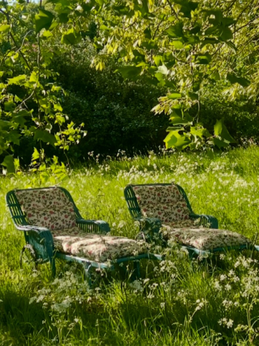 Finding a cool spot in this heat wave- nothing more blissful than lying on a @thehoughtoncollection Sassoon lounger!