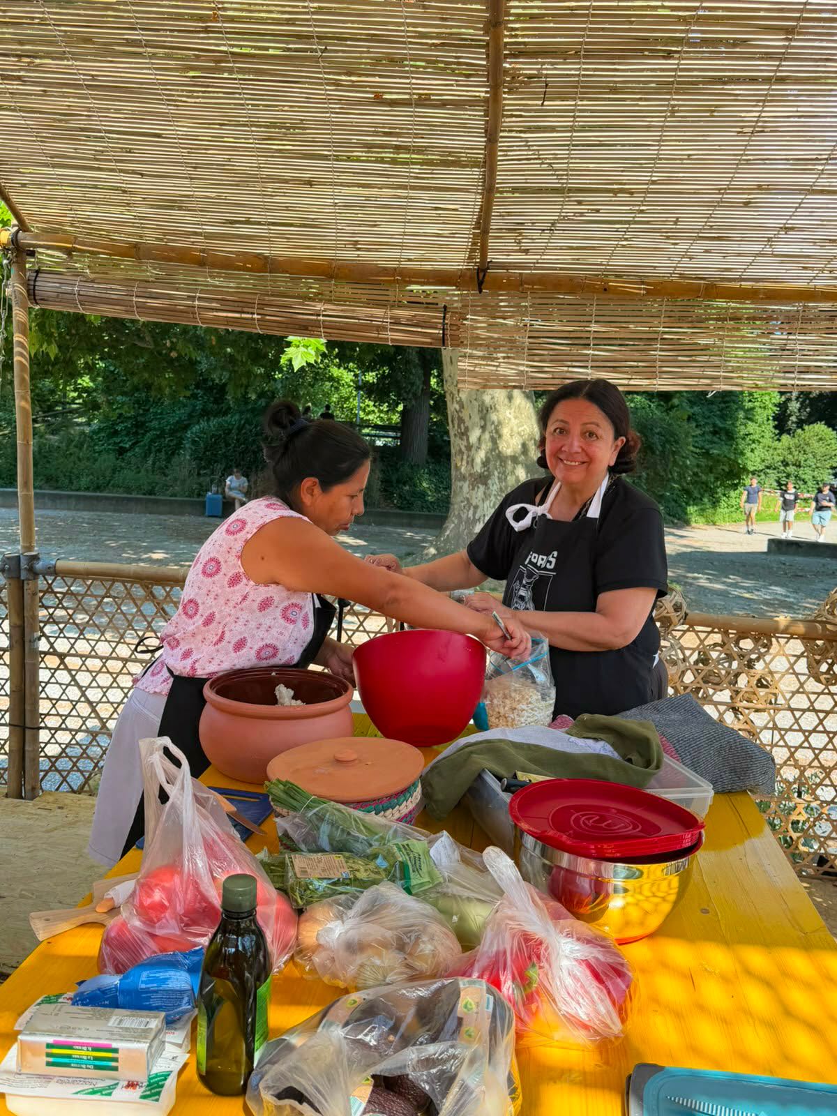 Ein weiterer unvergesslicher Abend im „The Zurich Archipelago“ – „Recreating Common Grounds“!
Diesmal führte María Victoria unsere Gäste mit köstlichen Arepas und Ropa Vieja in die unglaublichen Geschmackswelten Kolumbiens ein. Wieder einmal war der Saal bis auf den letzten Platz gefüllt, und das Essen war in Rekordzeit verputzt!
Ein herzliches Dankeschön an alle, die gemeinsam mit uns gekocht haben, und an alle, die gekommen sind, um die kolumbianische Küche zu probieren und zu feiern. Diese Abende erinnern uns daran, dass Essen Menschen wirklich zusammenbringt.
Ein besonderer Dank geht an @kioer für die Einladung, Teil eines so inspirierenden Projekts zu sein.
Wir sehen uns beim nächsten Kitchen Lab: Bolivia!
——
Another unforgettable evening at The Zurich Archipelago – Recreating Common Grounds!
This time, María Victoria introduced our guests to the incredible flavors of Colombia with delicious arepas and ropa vieja. Once again, it was a full house, and the food disappeared in record time!
A heartfelt thank you to everyone who cooked alongside us and to everyone who came to taste and celebrate Colombian gastronomy. These evenings remind us that food truly brings people together.
A special thank you to Kiör for inviting us to be part of such an inspiring project.
See you at the next Kitchen Lab with Bolivia!
——
¡Otra tarde inolvidable en The Zurich Archipelago – Recreating Common Grounds!
En esta ocasión, María Victoria presentó a nuestros invitados los increíbles sabores de Colombia con deliciosas arepas y ropa vieja. Una vez más, ¡el lugar estuvo lleno y la comida se acabó en tiempo récord!
Un agradecimiento de todo corazón a todos los que cocinaron con nosotros y a los que vinieron a degustar y celebrar la gastronomía colombiana. Estas actividades nos recuerdan que la comida realmente une a las personas.
Un agradecimiento especial a Kiör por invitarnos a ser parte de un proyecto tan inspirador.
¡Nos vemos en el próximo Kitchen Lab con Bolivia!
#KitchenLab #zuricharchipelago #etkultur #kioer #integrationstadtzürich