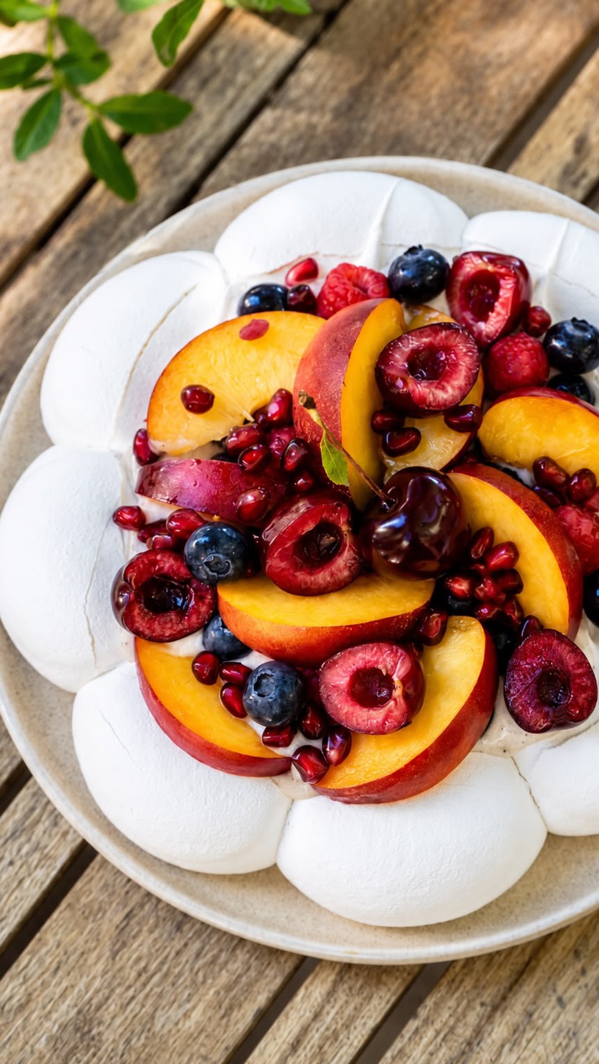 ☀️ La star de l’été est arrivée ☀️
Une pavlova 100% végétale, légère comme un nuage et ultra gourmande 💛
✨ La recette ultra simple :
🥄 Une meringue vegan à l’aquafaba
🌱 Notre MoFraîche @morice_desserts à laquelle on ajoute un peu de cassonade et de grains de vanille
🍒 Puis on décore avec une avalanche de fruits d’été : cerises, myrtilles, framboises, nectarines et grenade 🍒🫐🍓
Pour les plus gourmands 😏 : on ajoute un peu de chantilly végétale, un peu de sirop de fruits rouges et quelques feuilles de menthe fraîche 🍃
La recette parfaite pour impressionner ses invités sans passer des heures en cuisine !
Alors, qui craque pour une part ? 😍
#MoriceDesserts #MoFraiche #RecetteVegane #DessertsVégétaux